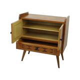 commode vintage à motif damier au design scandinave