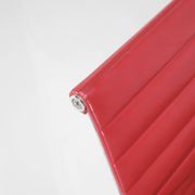 Fauteuil " EA 108 " en cuir rouge, conçu par Charles Ray Eames pour Vitra,