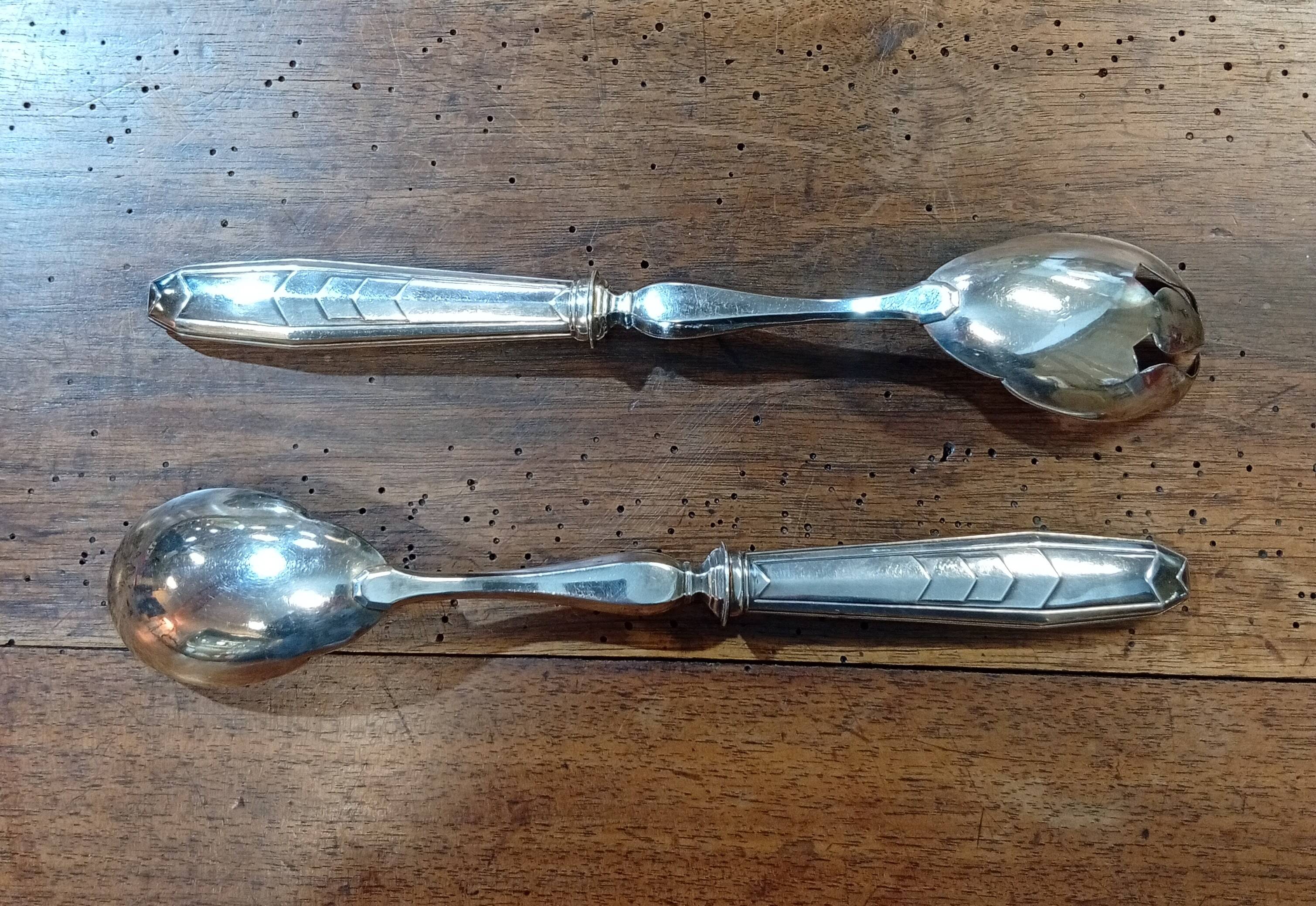 Silver-plated salad cutlery in their case.