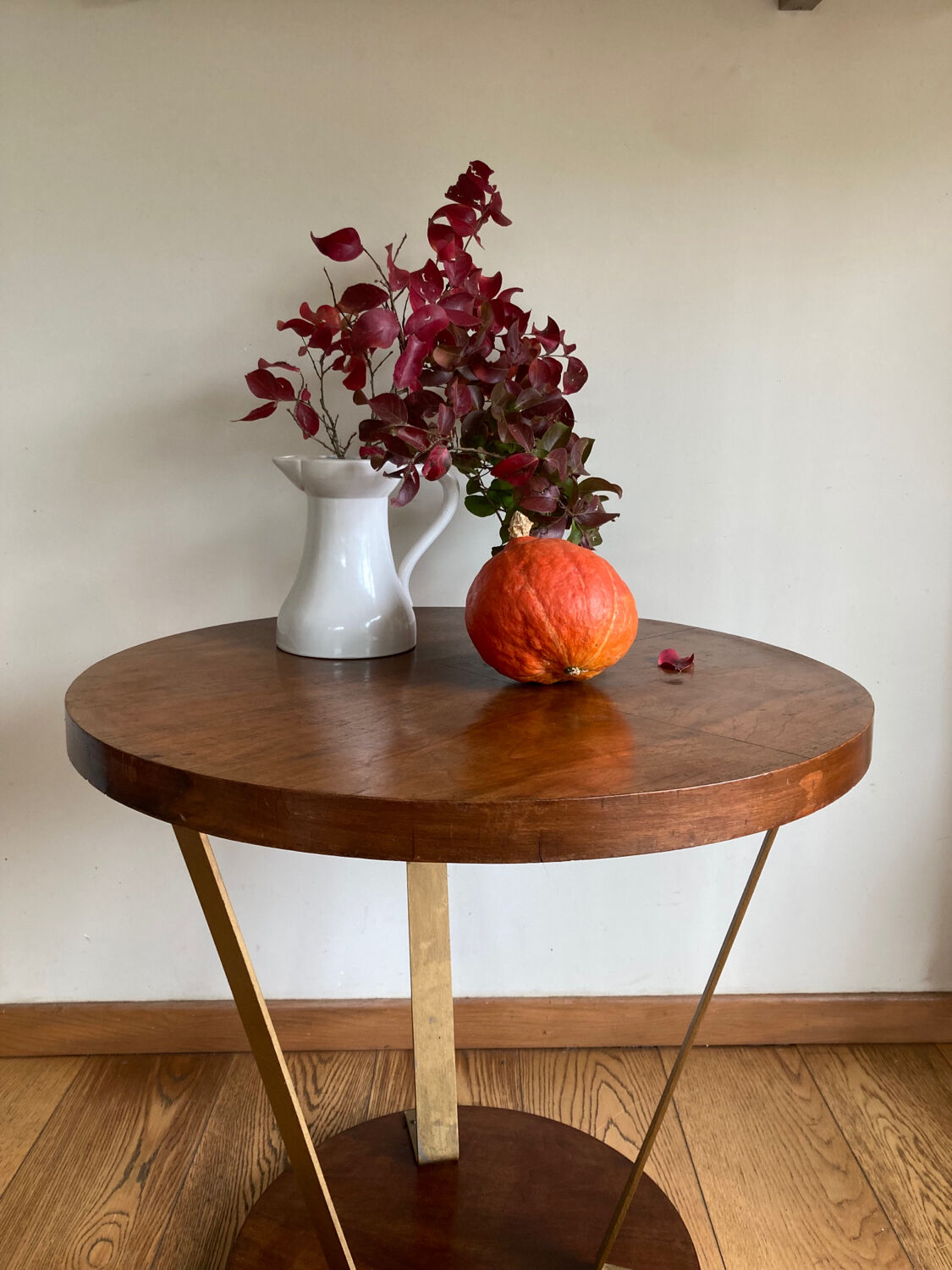 Round pedestal table