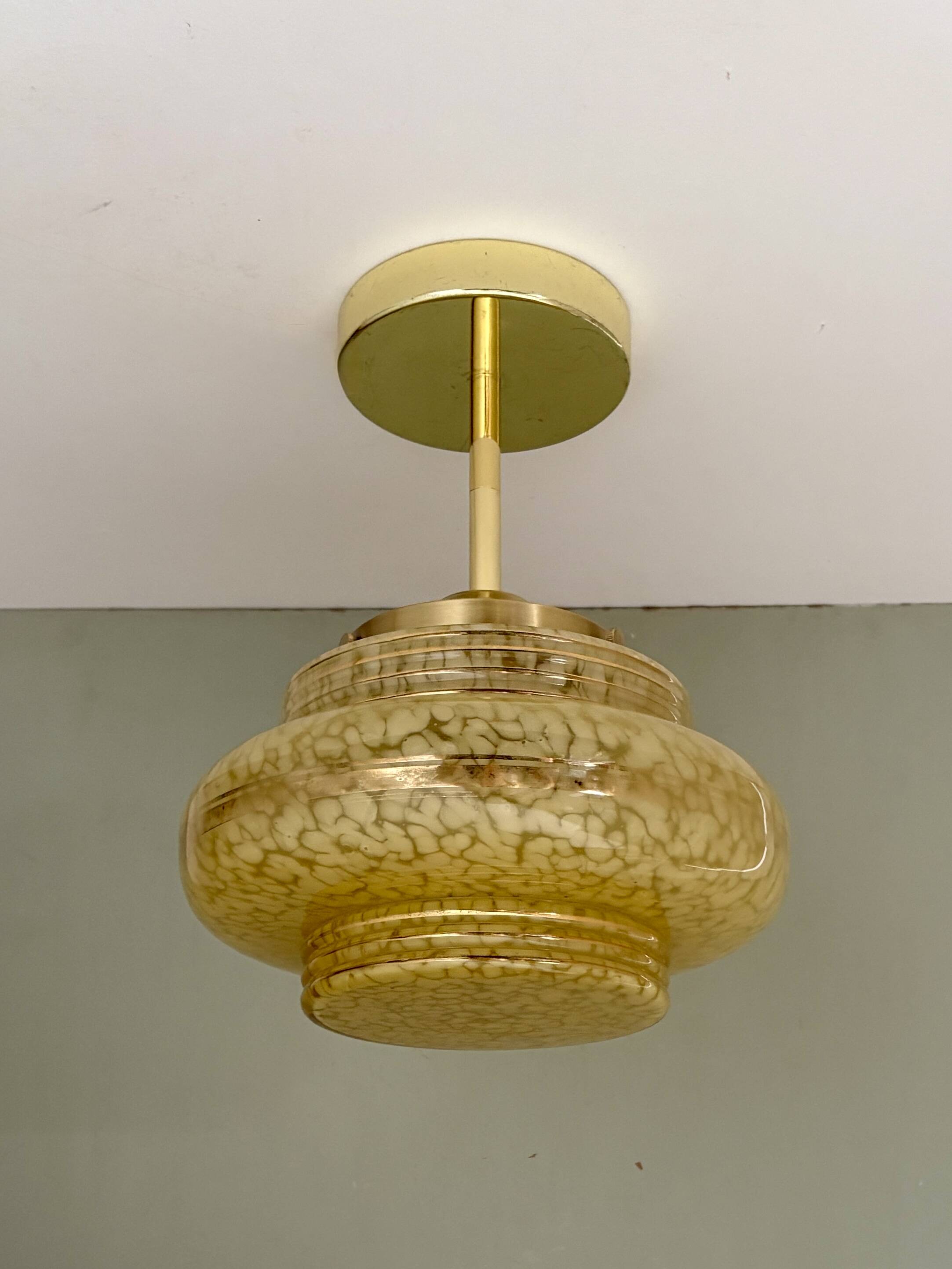 Suspension / Plafonnier globe vintage art déco en verre de Clichy jaune
