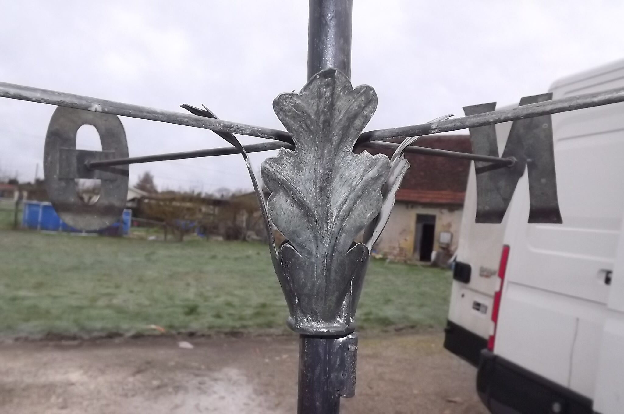 Metal and zinc weather vane, decor a l'attelage charette