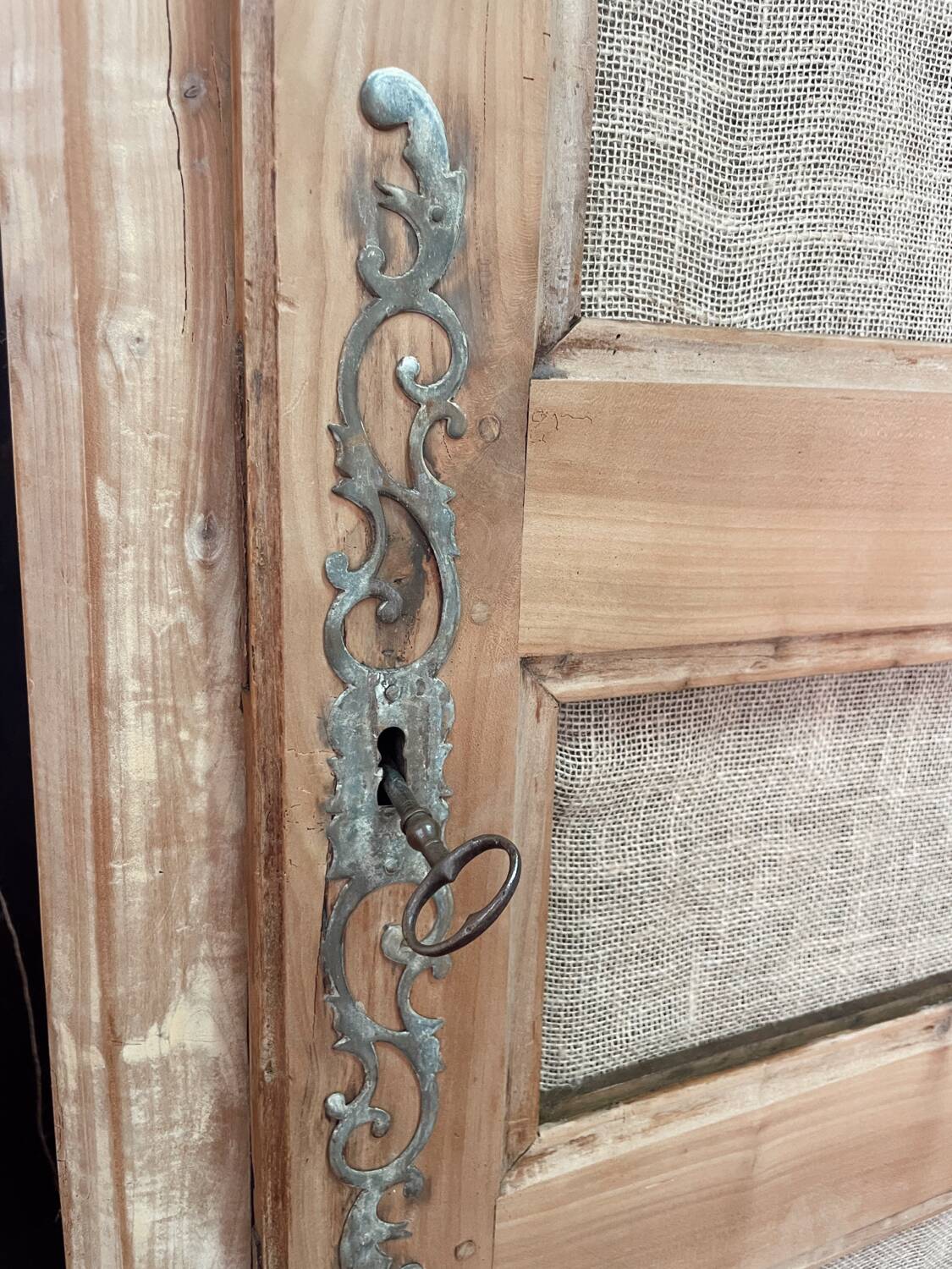 Grande armoire ancienne bois et toile de jute