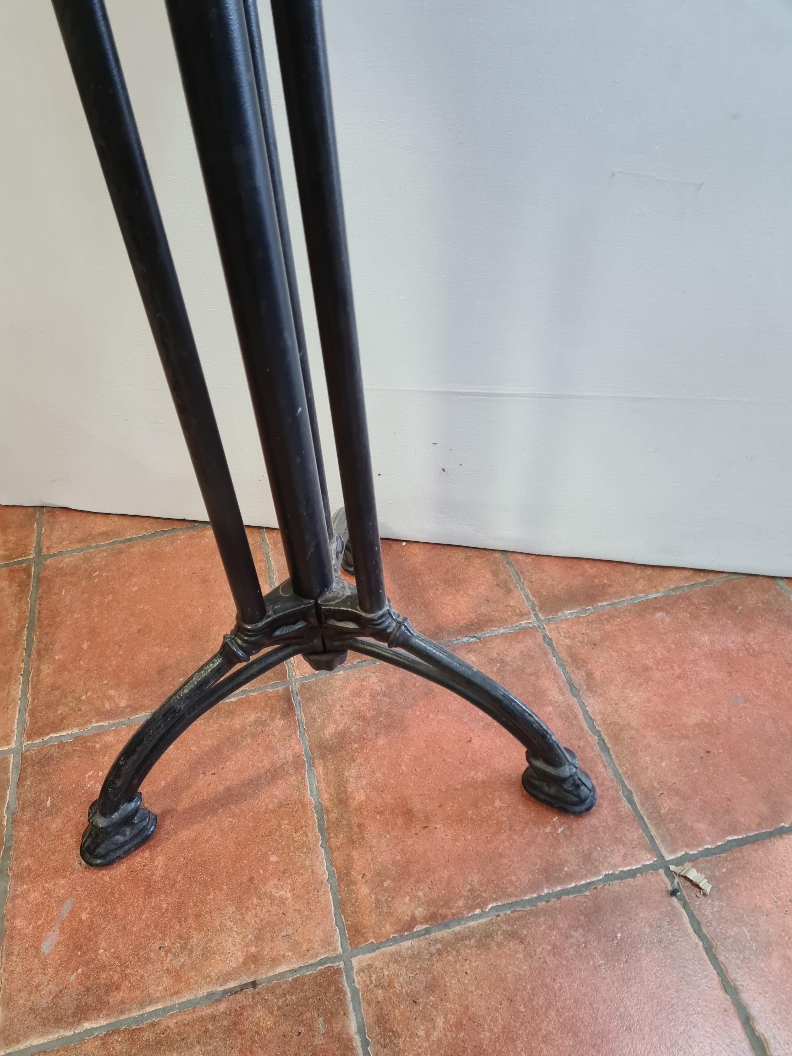 Pedestal table / standing up with cast iron base