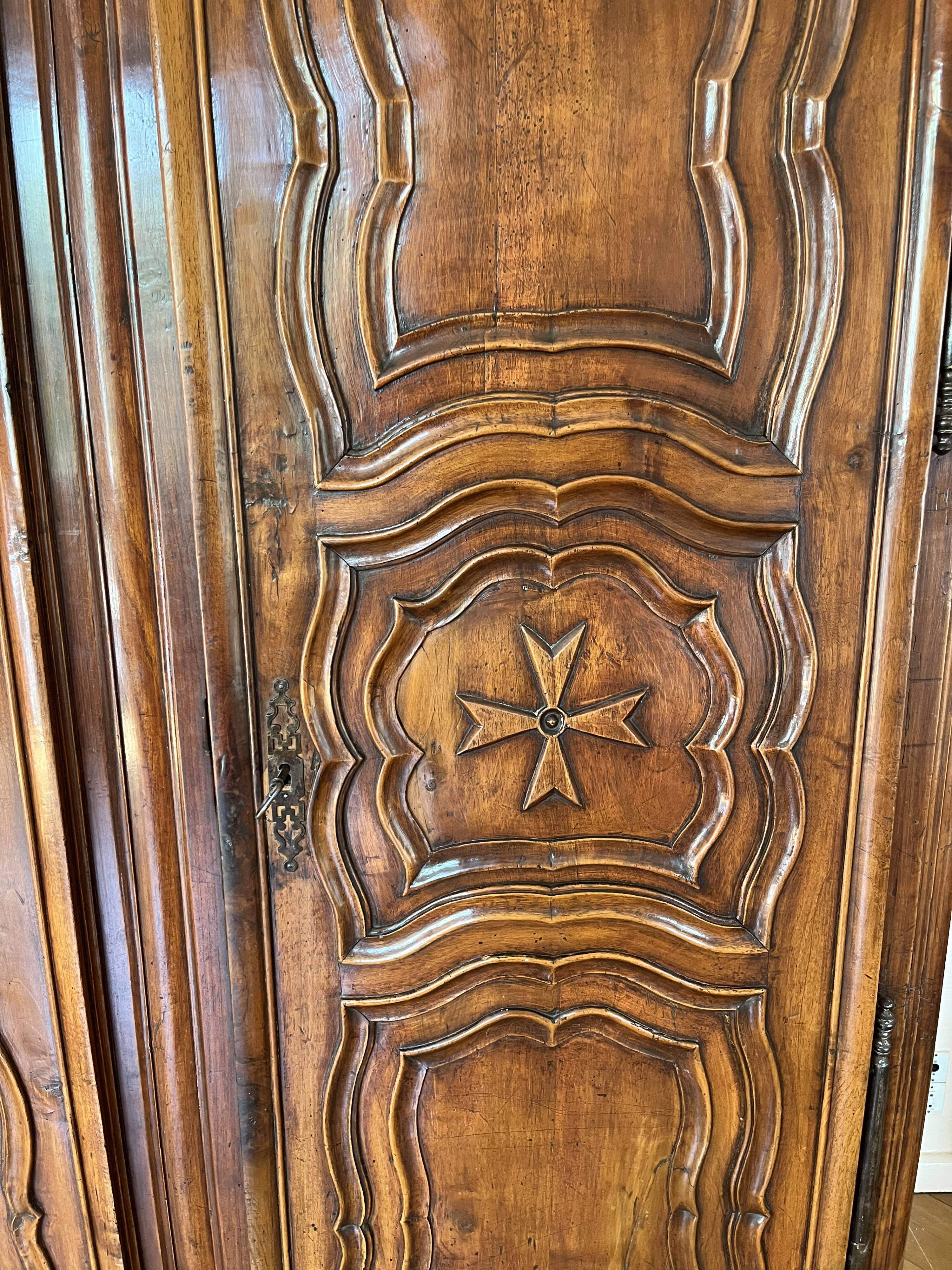 Crossbow cabinet in walnut Louis XV 18th century