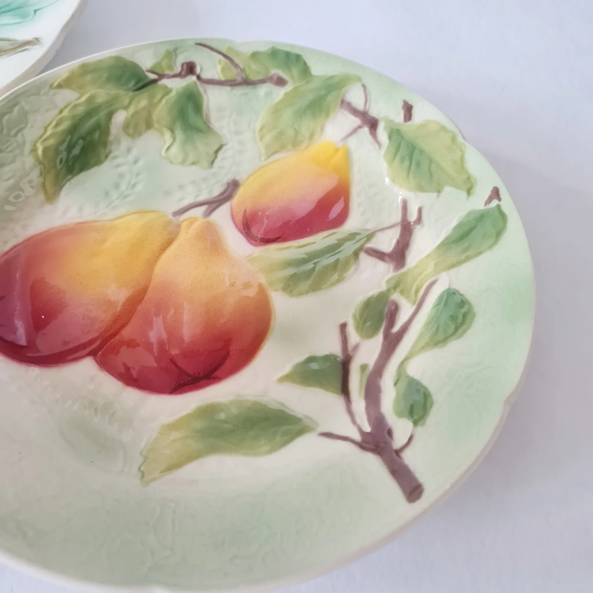Lot de 2 Assiettes Vintage en Barbotine