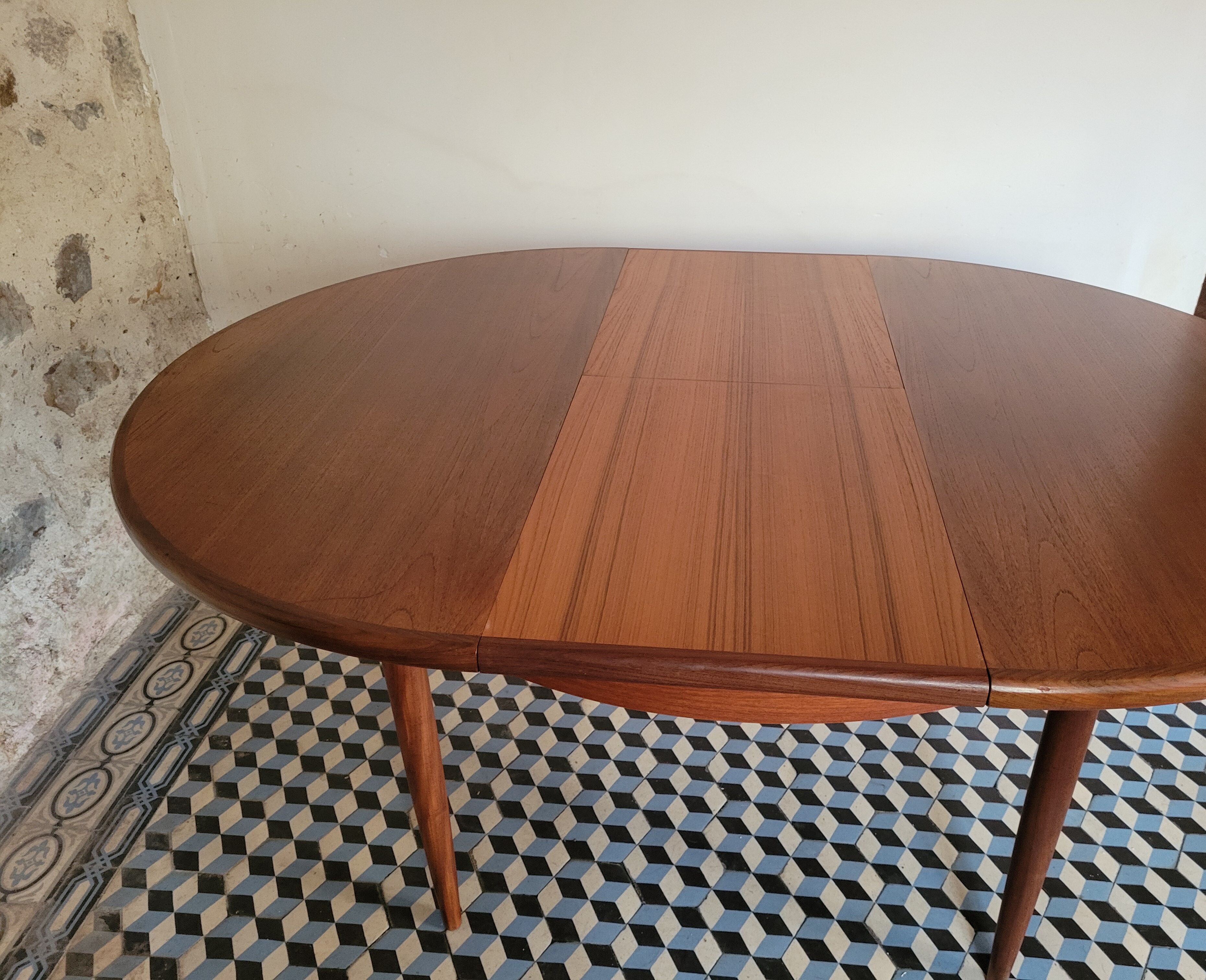 Extendable teak table by Victor Wilkins, G-Plan