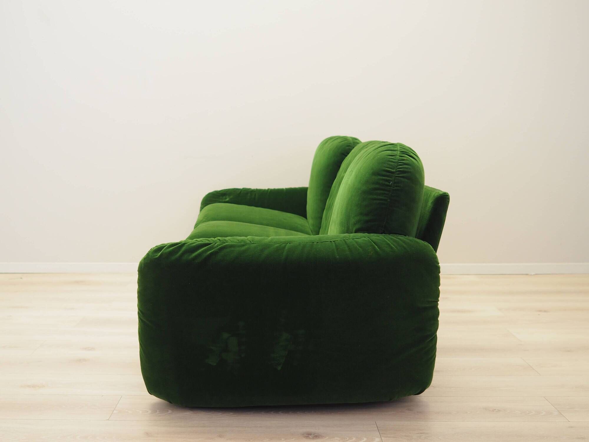 Green velour sofa, Italian design, 1970s, manufacturer: Busnelli, designer