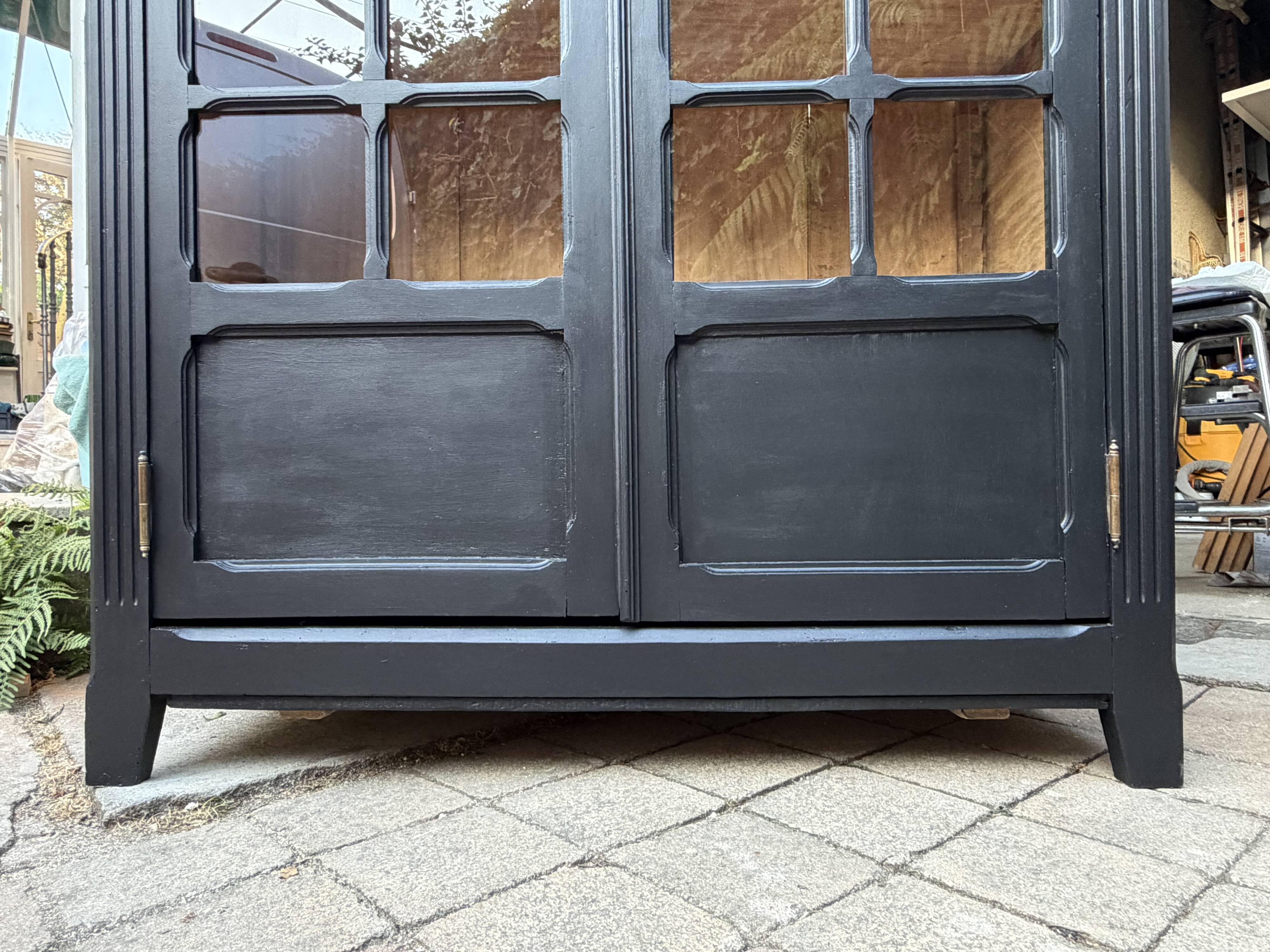 Armoire parisienne noire vitrée rénovée