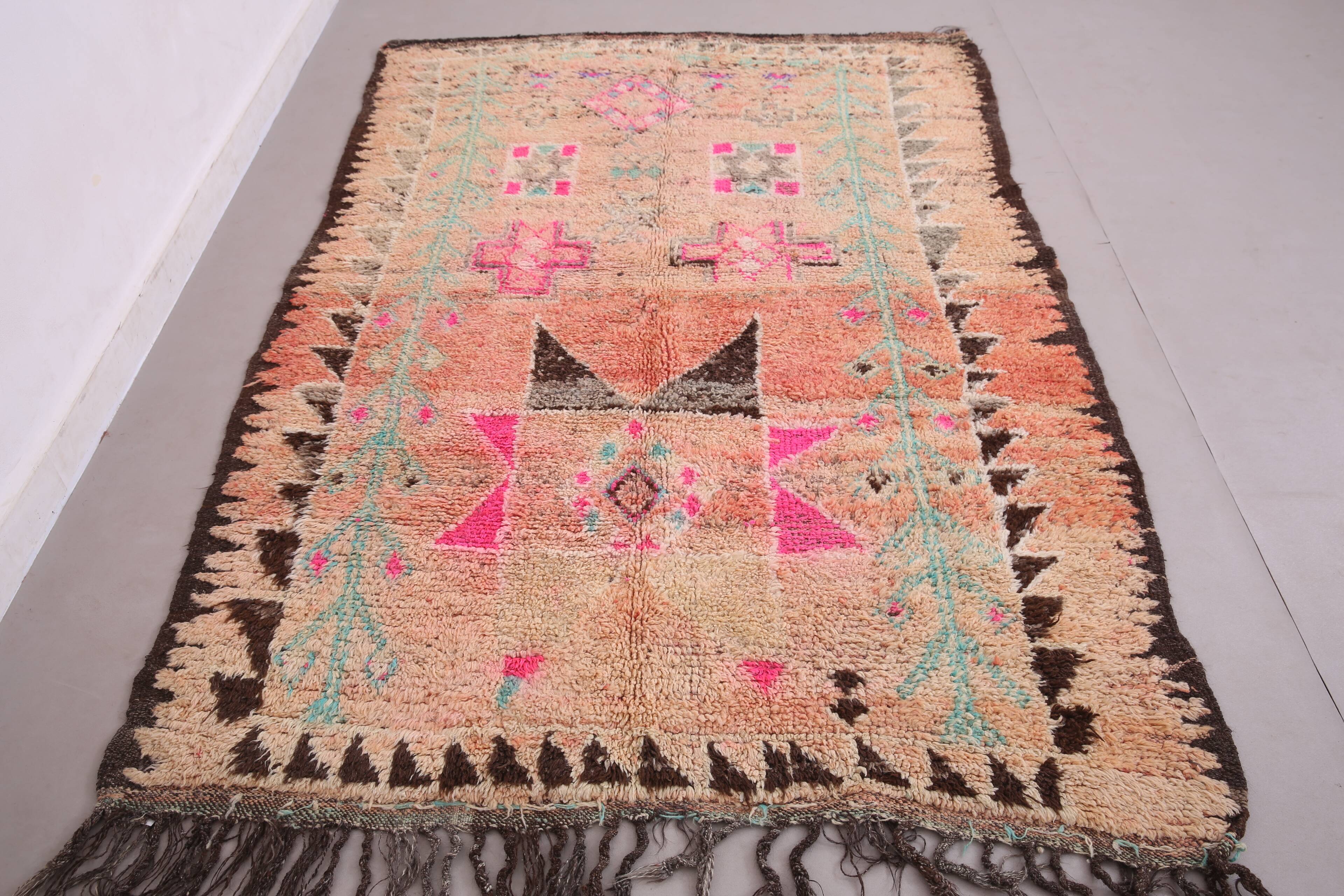 Pink vintage handmade moroccan rug 152 x 231 cm - Berber Wool Rug Antique