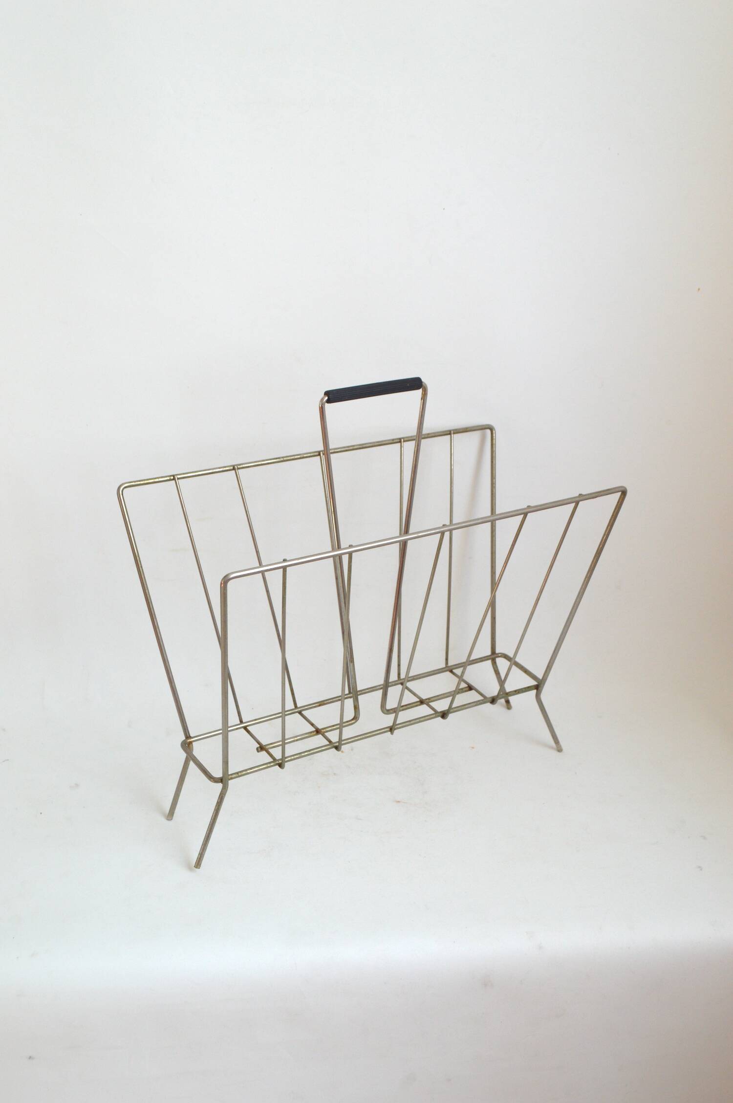 Metal magazine rack