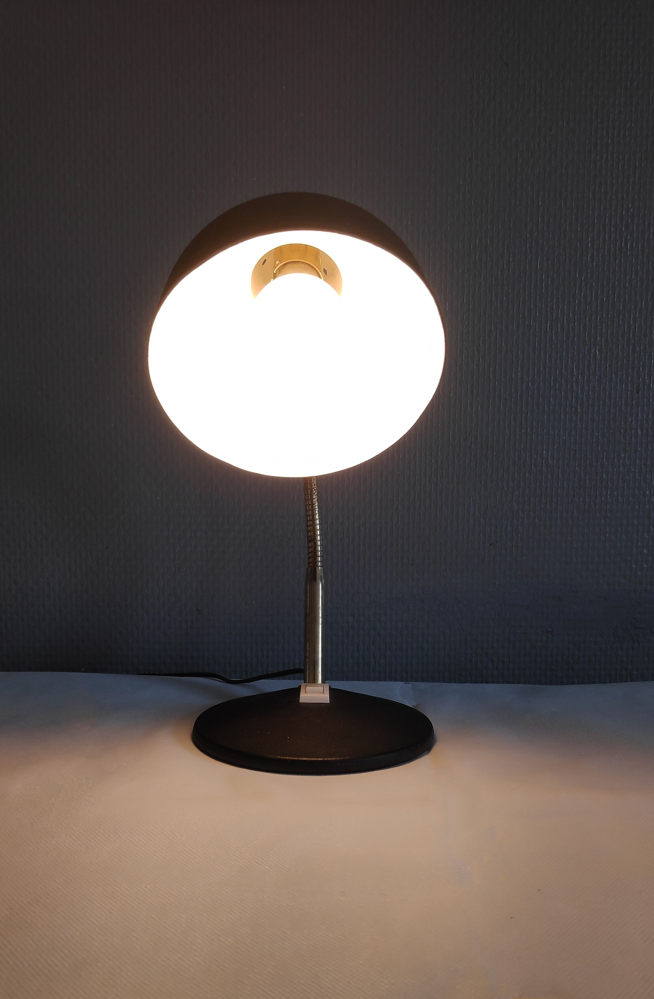 Black and gold casserole desk lamp
