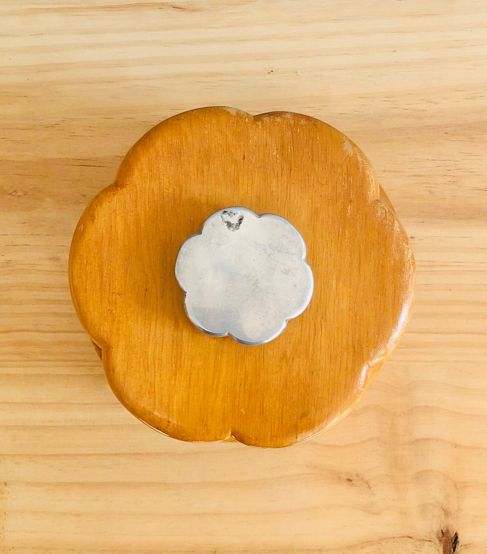 Vintage box in varnished wooden flower lid