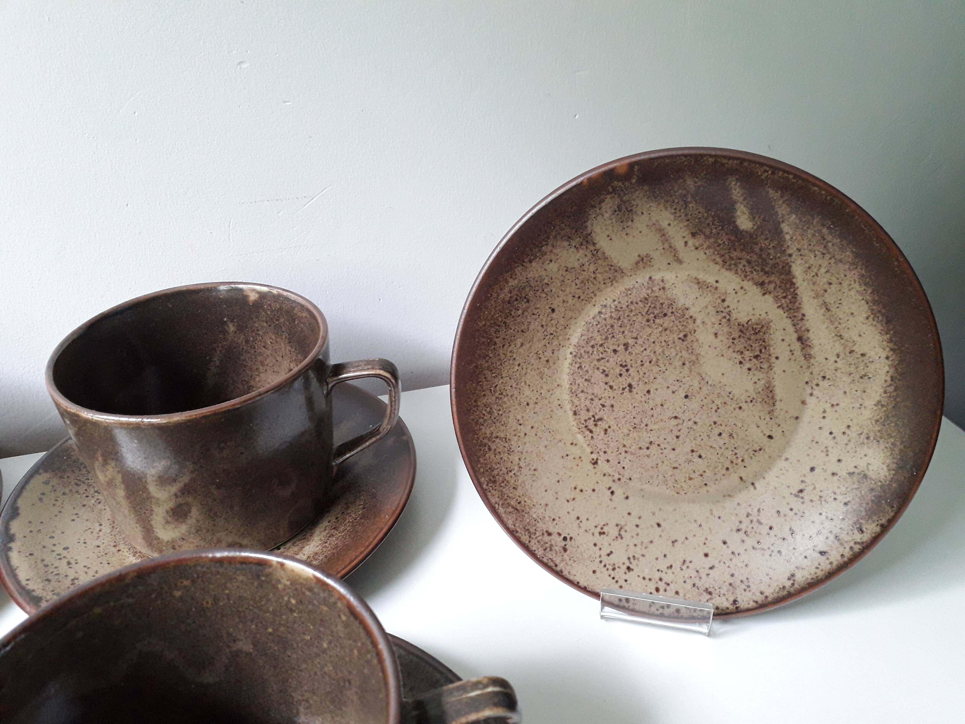 4 vintage stoneware cups + 4 saucers (A1)
