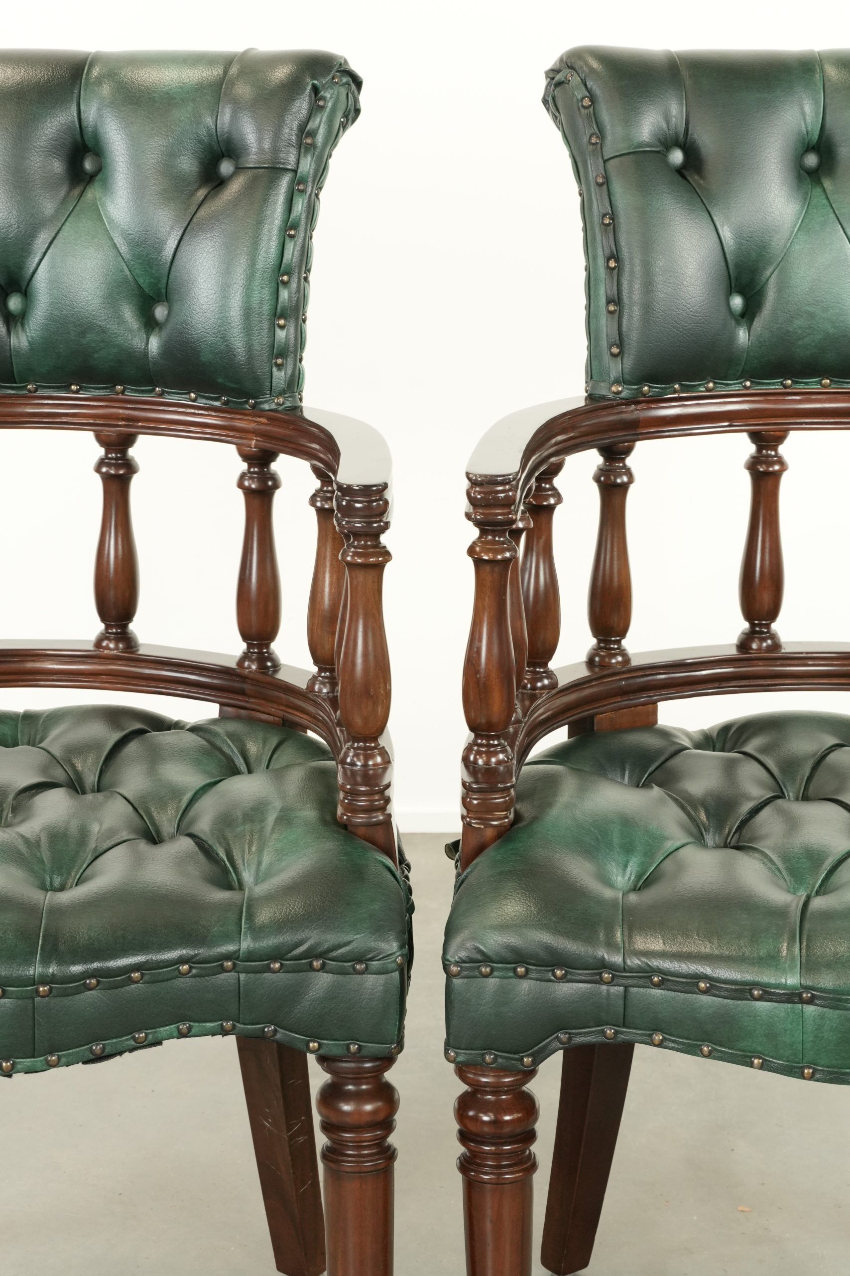 Ensemble de deux chaises de bureau Chesterfield en cuir de vachette vert de style anglais.