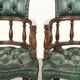 Ensemble de deux chaises de bureau Chesterfield en cuir de vachette vert de style anglais.