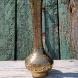Grand vase en laiton doré et gravé