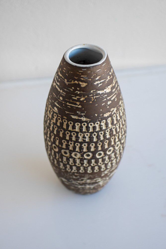 Brutalist Scandinavian modernist ceramic vase by Mari Simmulson for Upsala Ekeby, Sweden, 1970s.