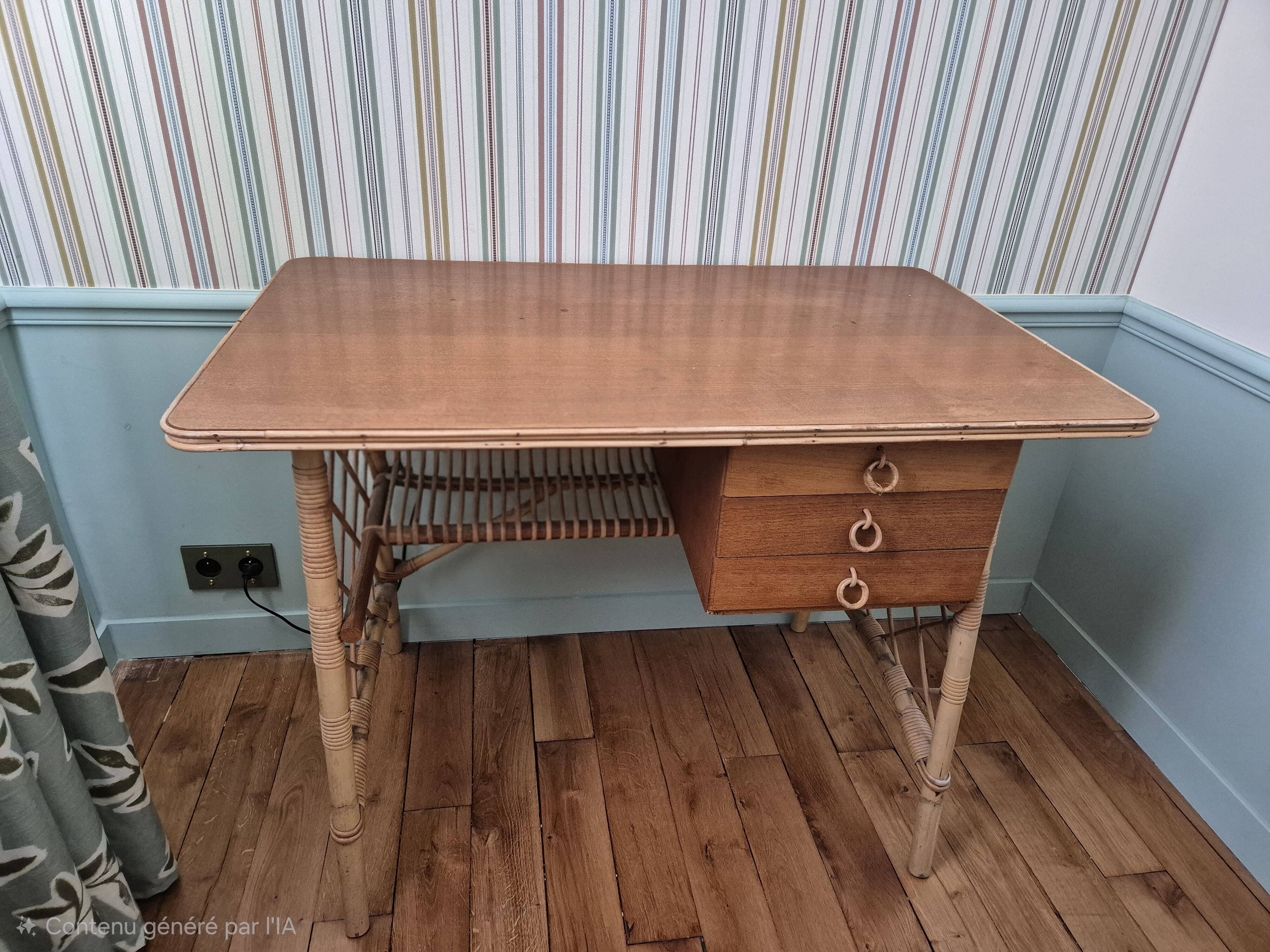 Bureau ancien en rotin