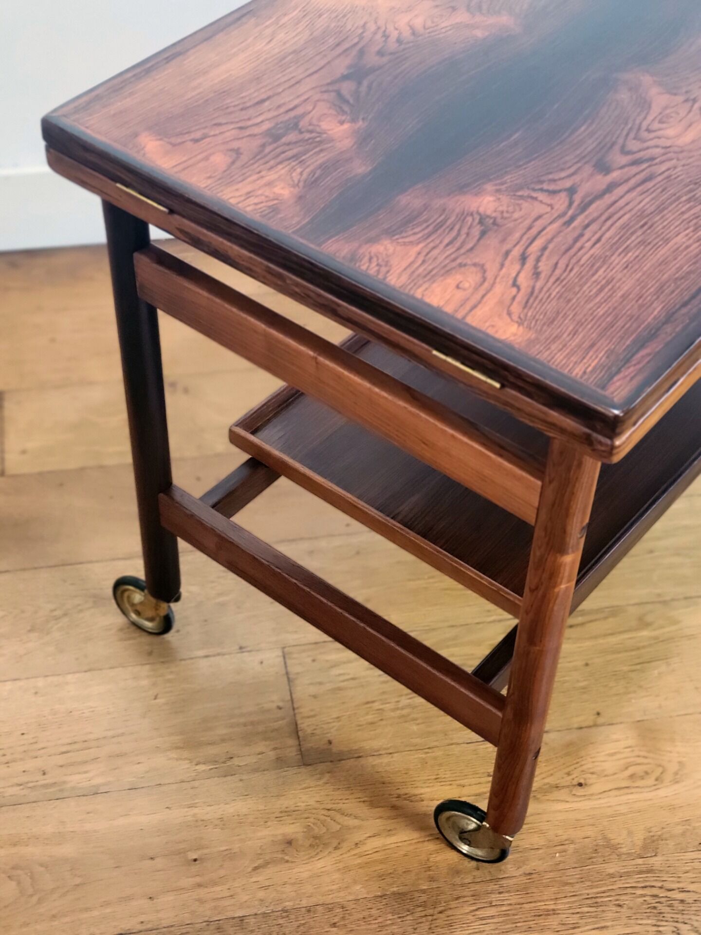Trolley danois extensible par Kurt Østervig pour Jason Møbler en palissandre.