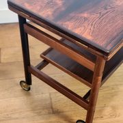 Trolley danois extensible par Kurt Østervig pour Jason Møbler en palissandre.