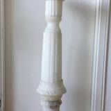 Piédestal en marbre sculpté