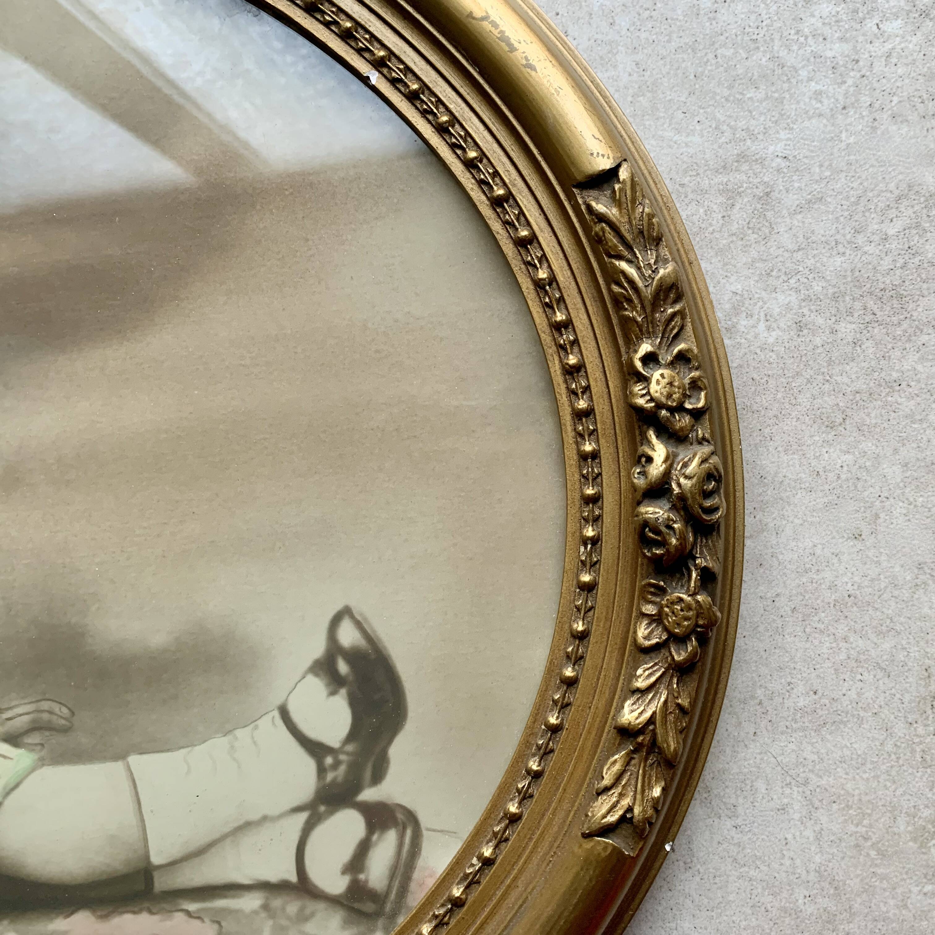 Art Deco oval frame in gilded stucco and wood