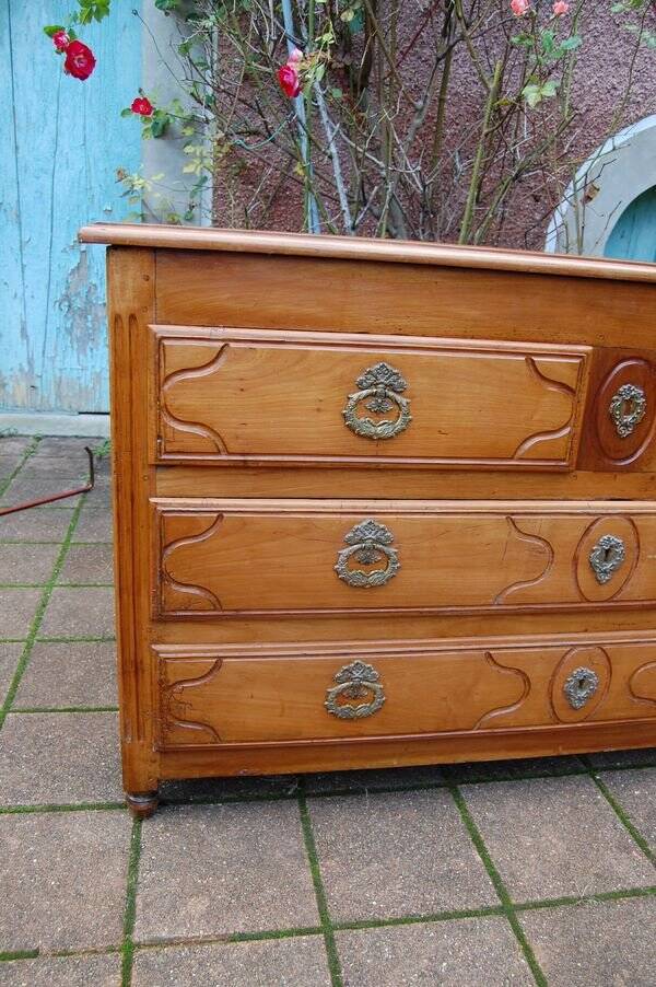 Louis XVI period chest of drawers in cherry wood from the 18th century
