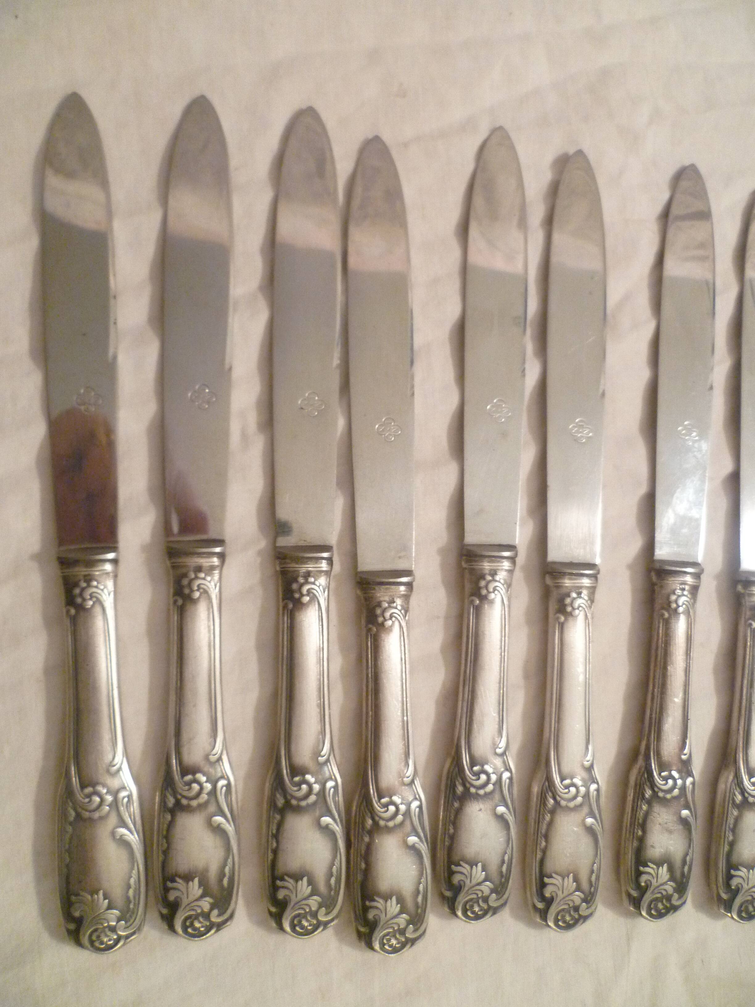 12 couteaux de table en metal argente modele "feuillages" lames inox