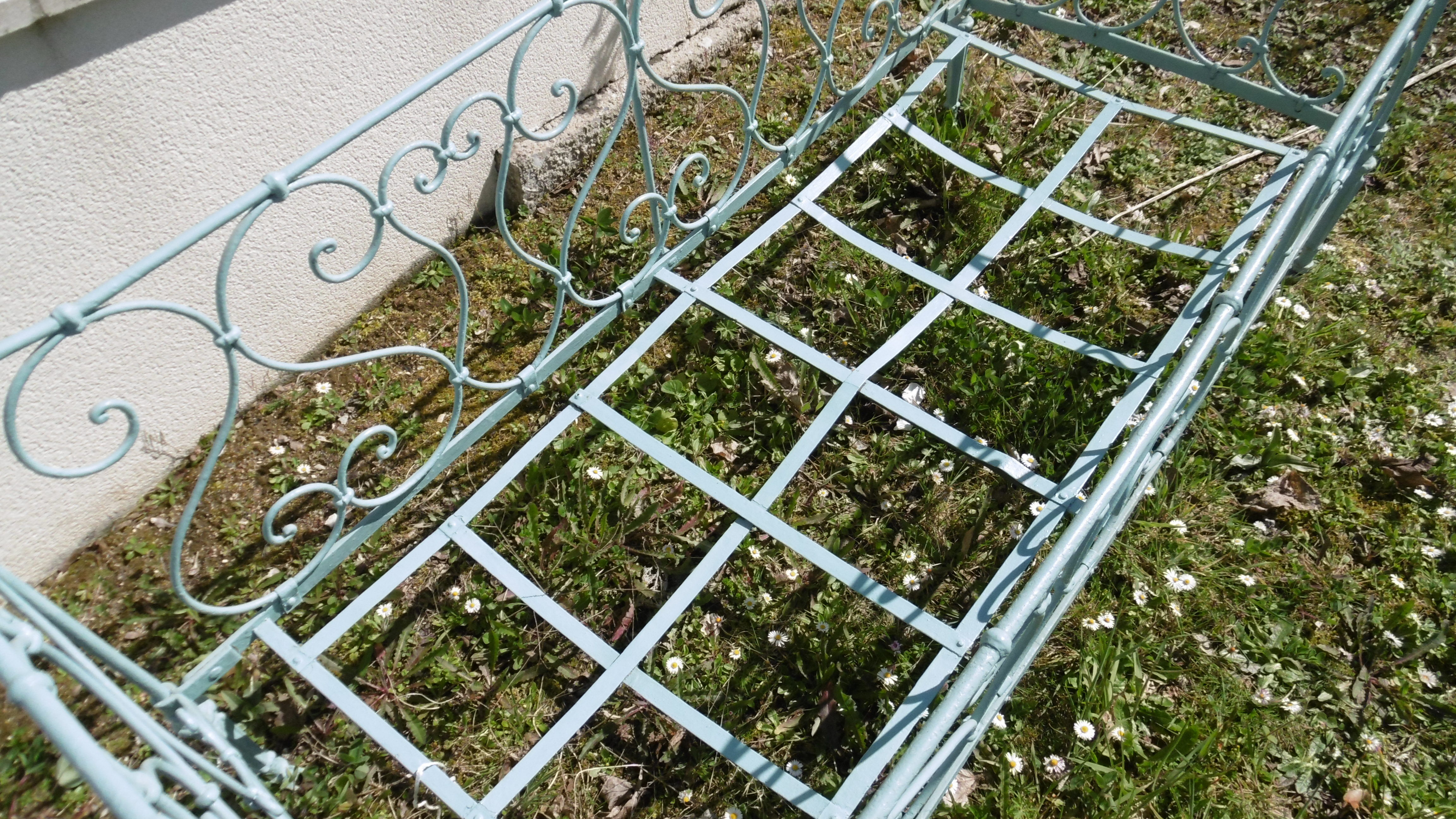 Wrought iron bed and his Swan-neck