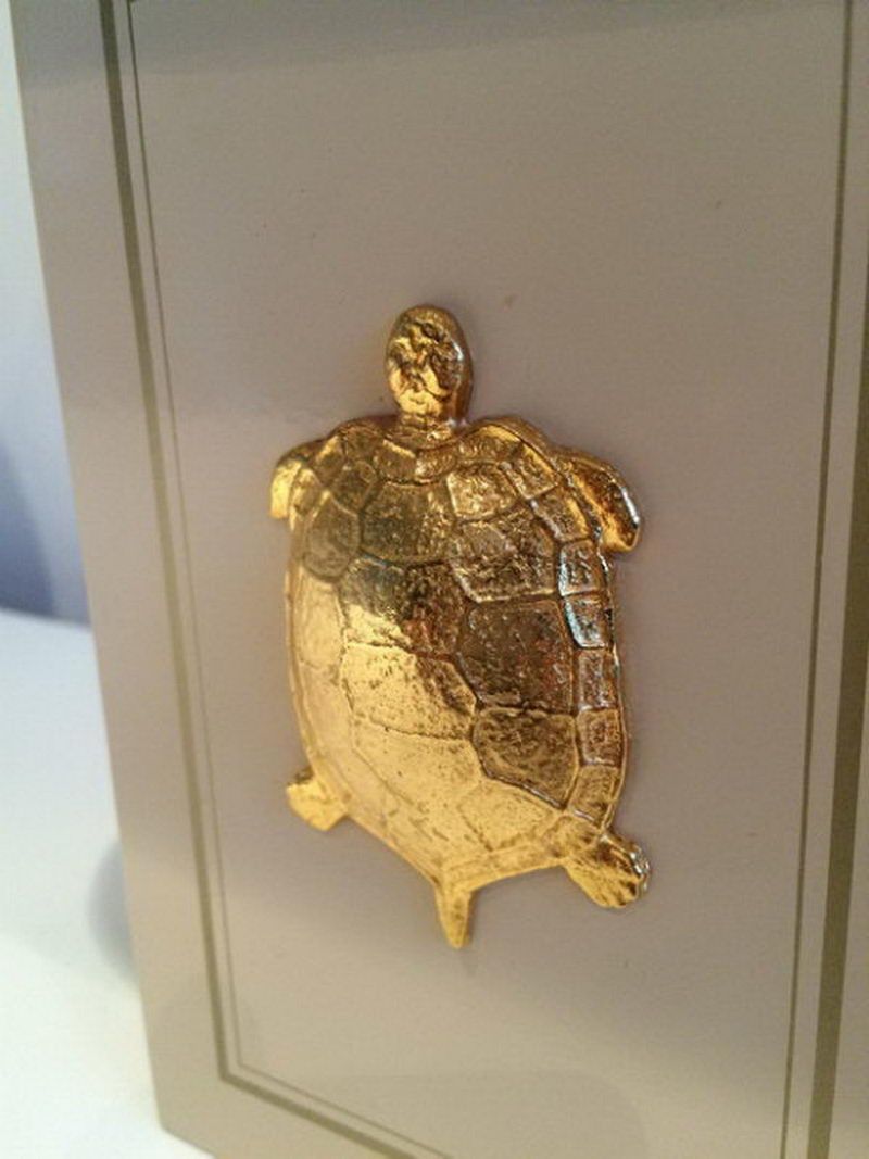 Paire de lampes à décor de tortues dorées