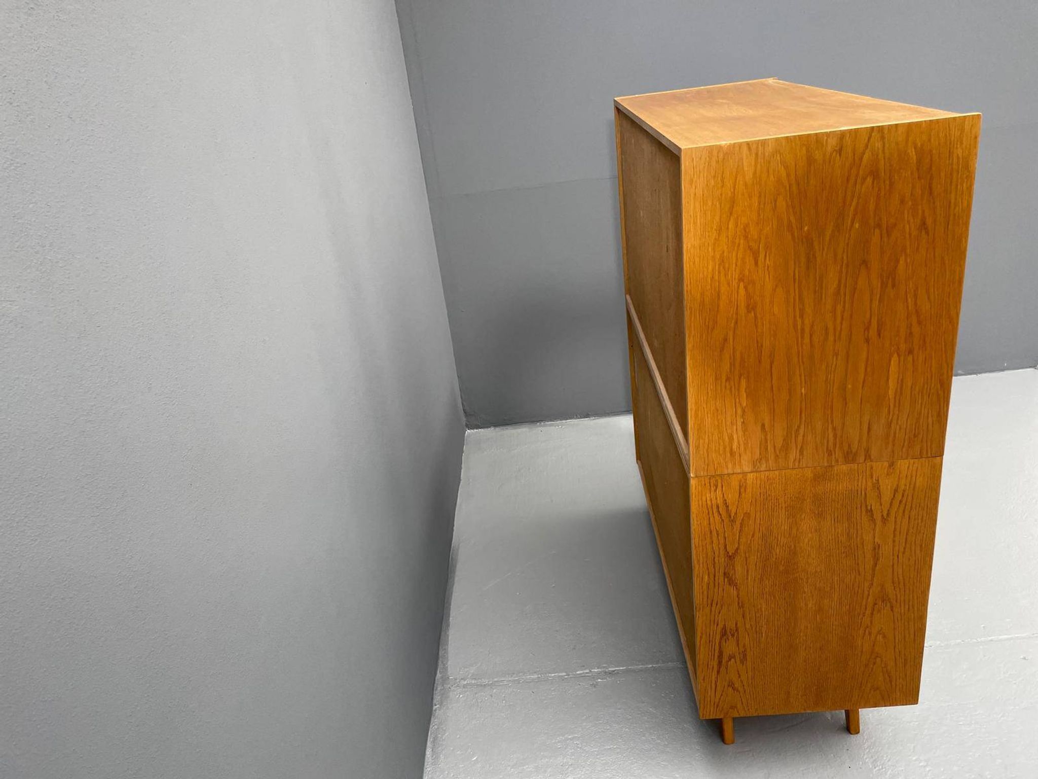 Armoire U-450 en placage de chêne, variante jaune et blanc, Jiří Jiroutek pour Inte