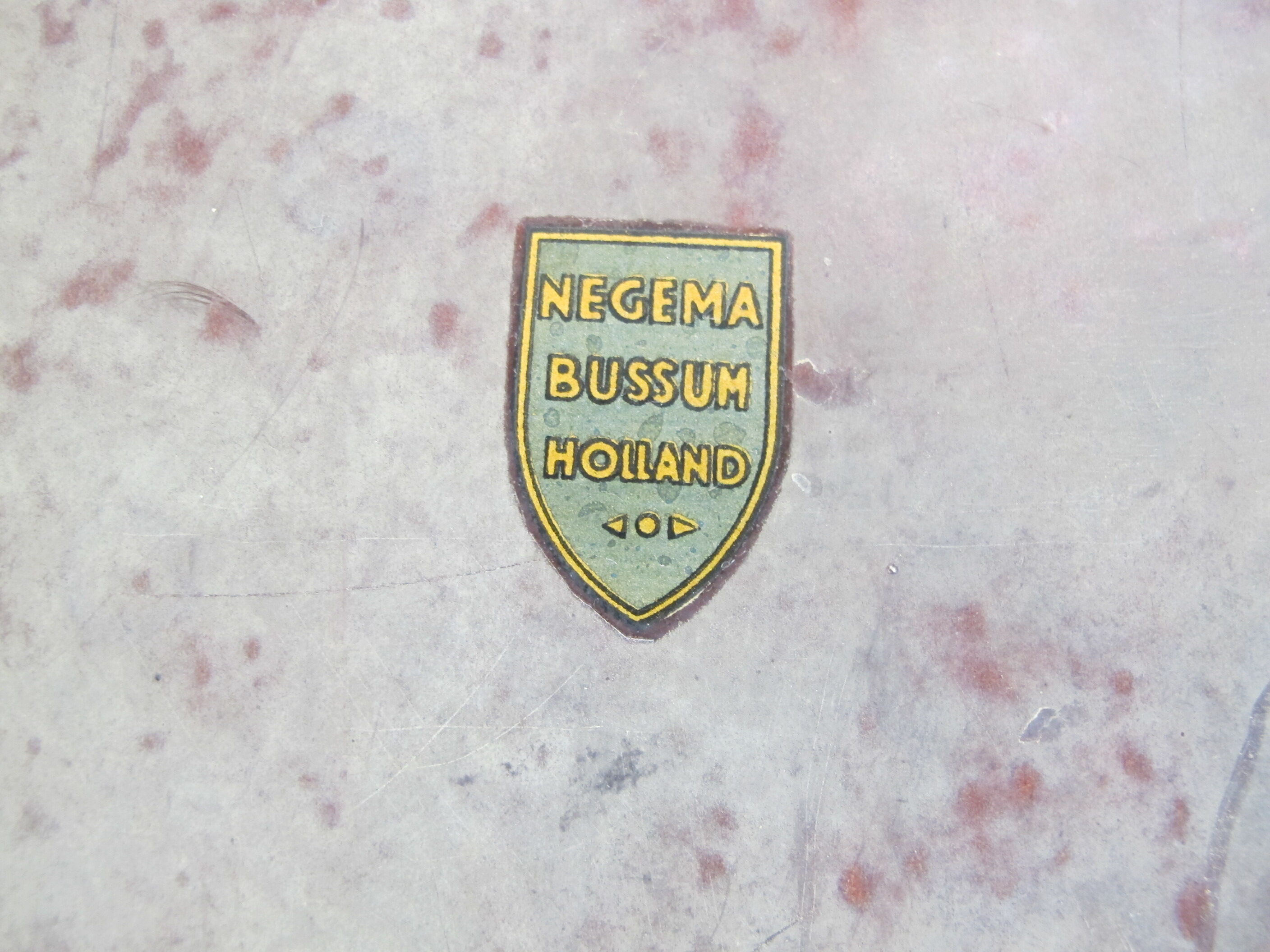 Table d'appoint moderniste en formica de Negema, années 1950