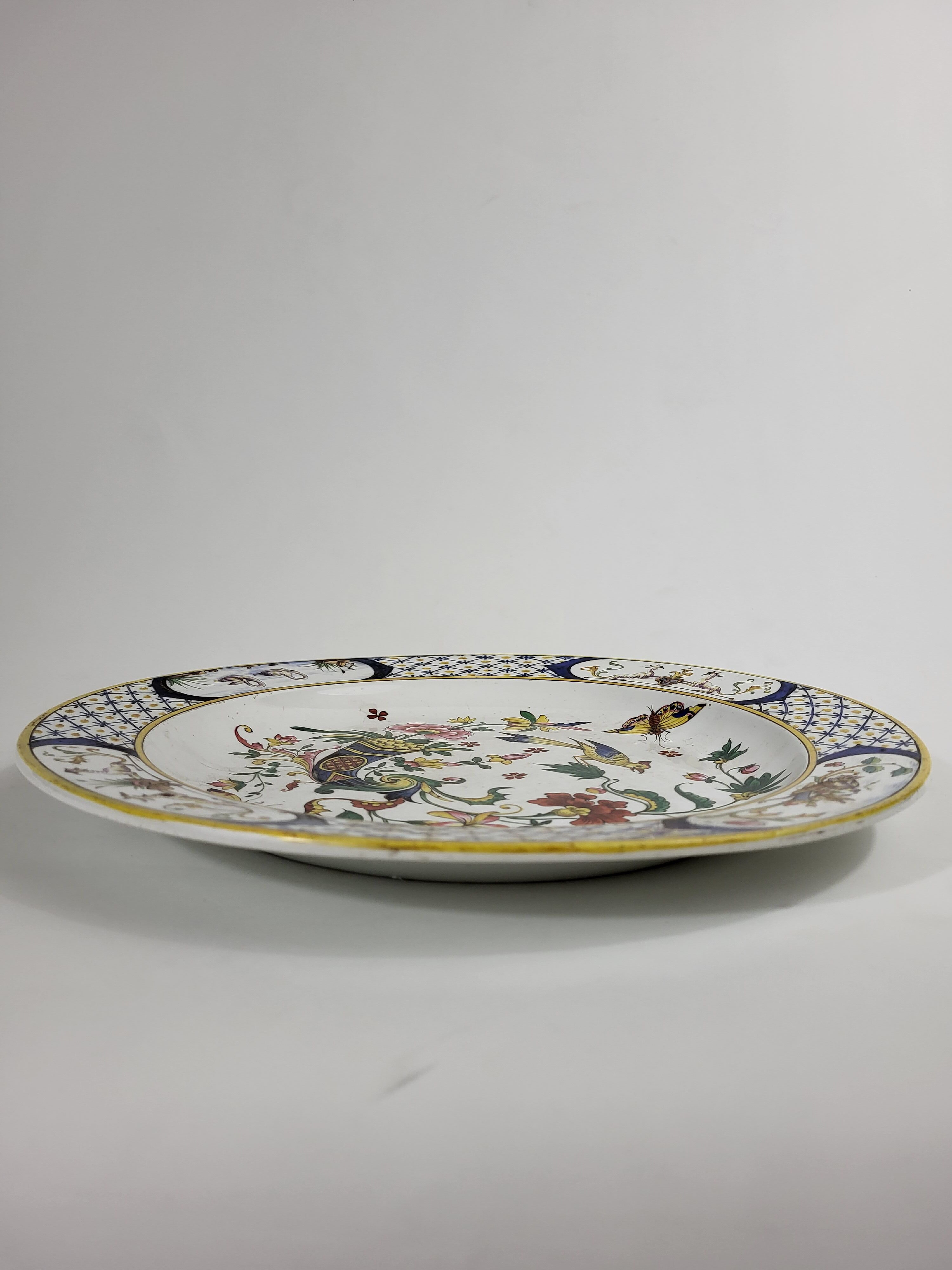 Round earthenware dish from Gien XIXth Horn of Abundance