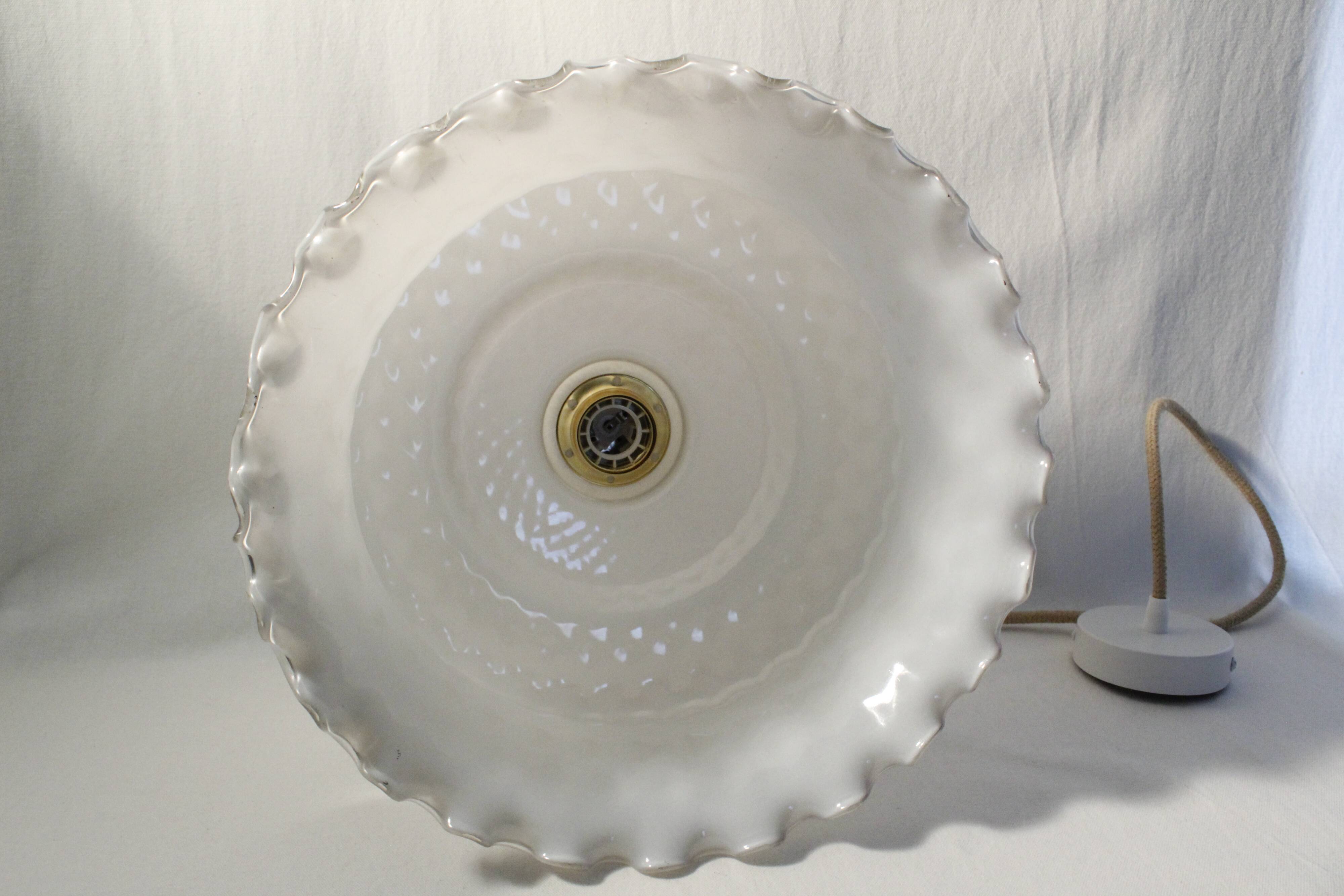 Round suspension in white opaline with serrated edges electrified