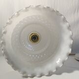 Round suspension in white opaline with serrated edges electrified