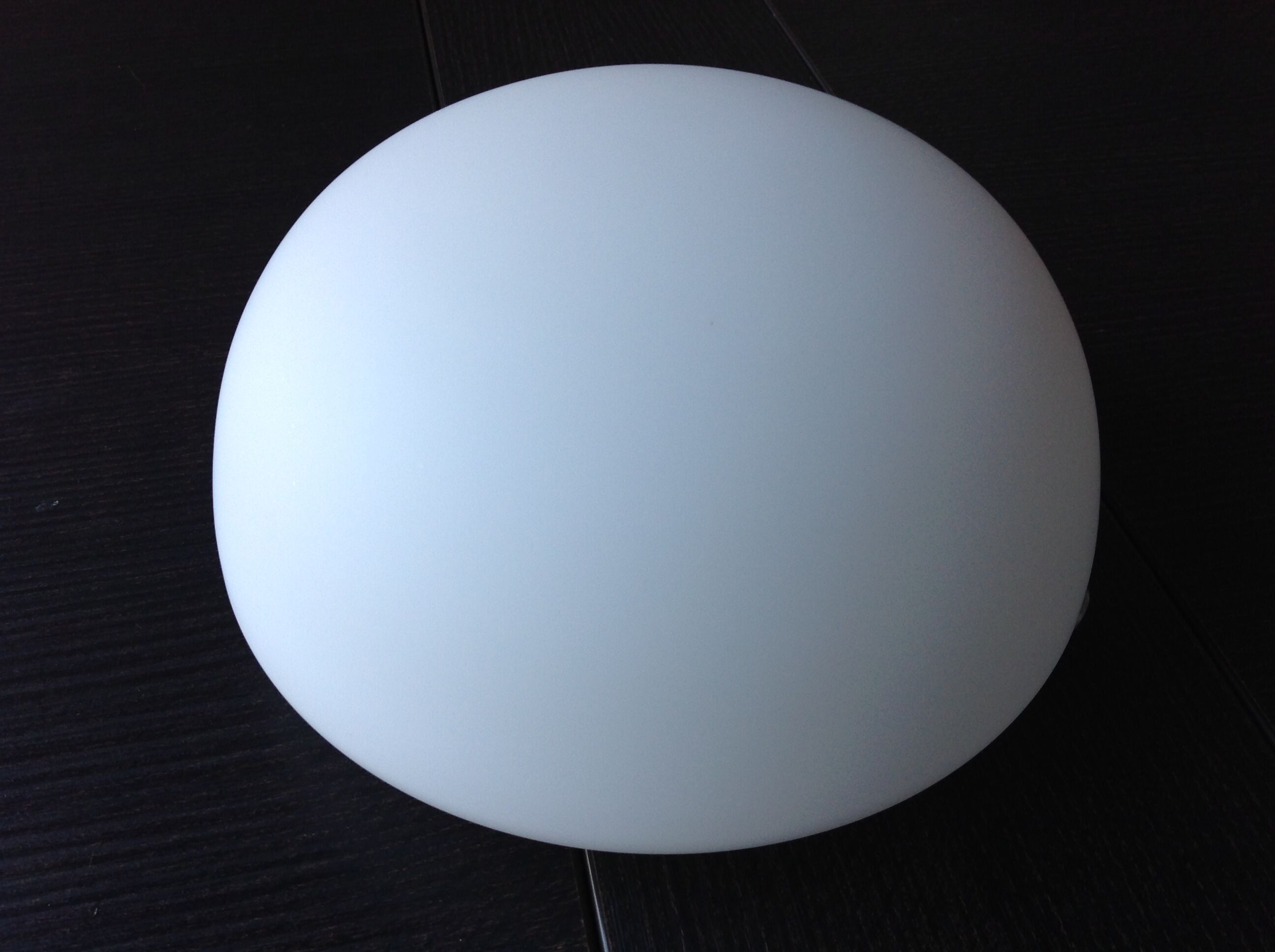 Plafonnier demi lune en opaline blanche vintage années 60/70