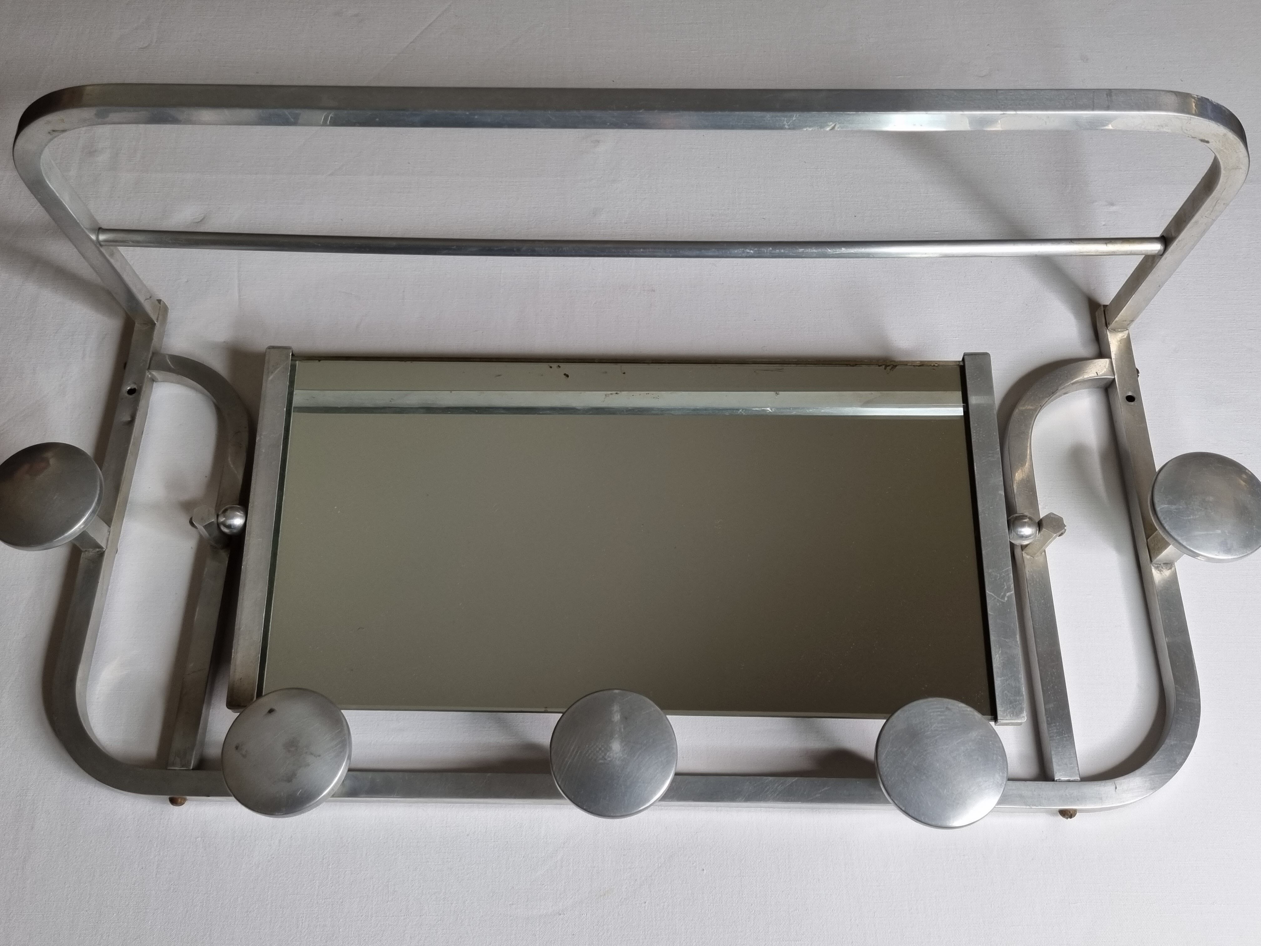 Portemanteau mural en aluminium avec miroir orientable, 5 patères et un porte chapeau, années 50
