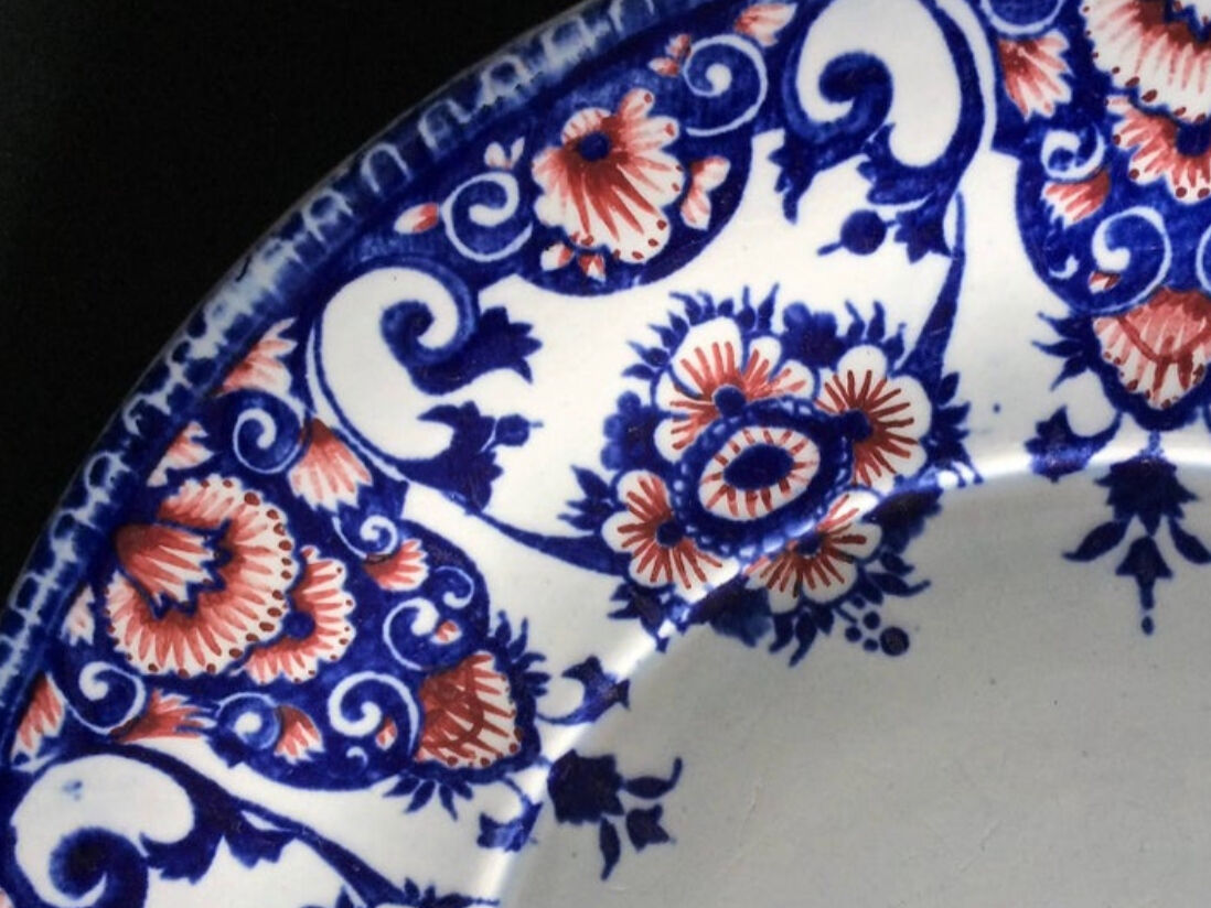 Plate in blue and red earthenware of Gien from the 19th century