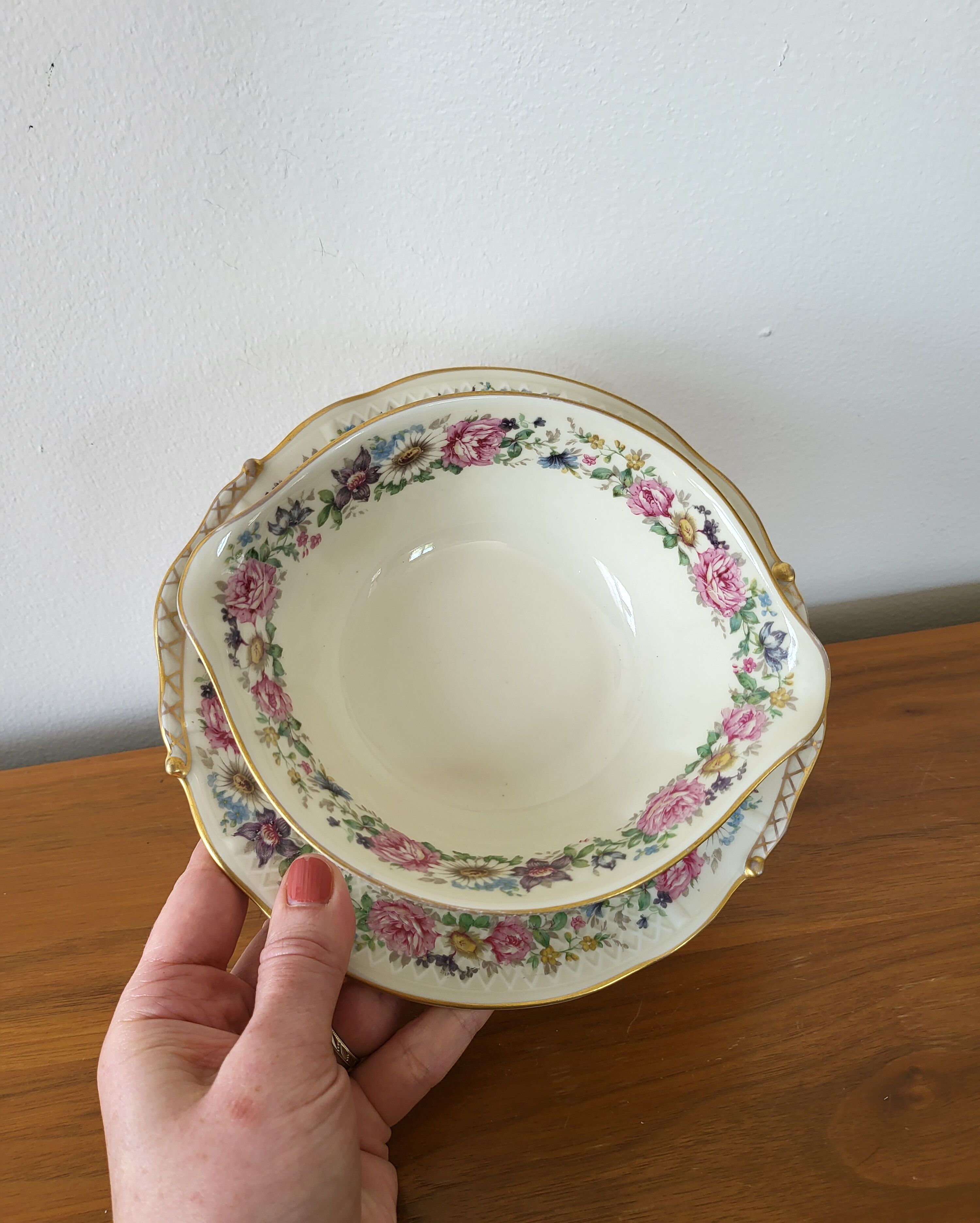Limoges Bernardaud. Sauce boat in porcelain with floral decorations.