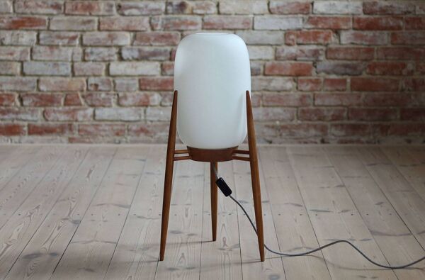Lampadaire Space Age, abat-jour en verre, base tripode en bois, années 1960