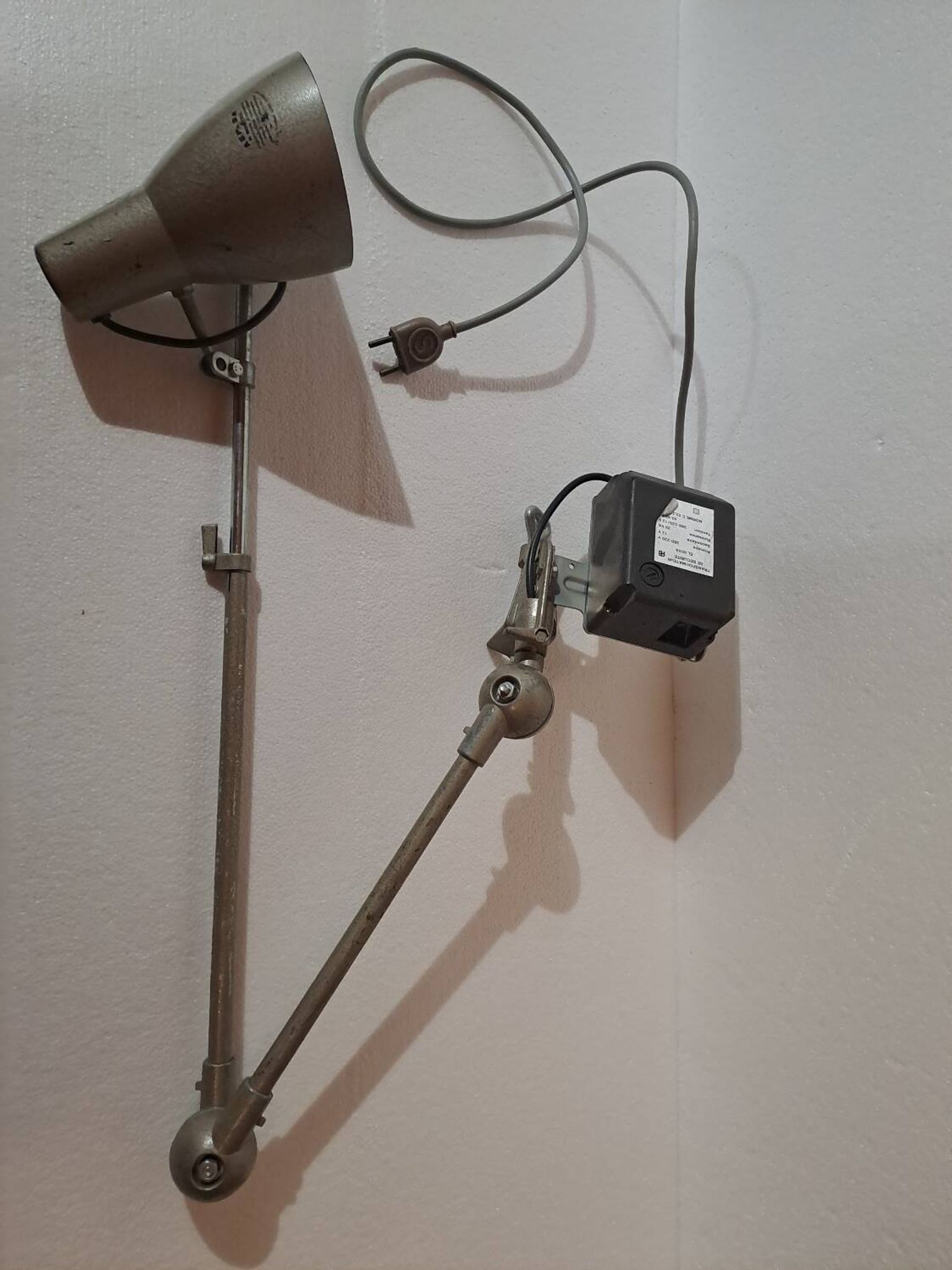 Ancienne lampe d'atelier articulée industrielle