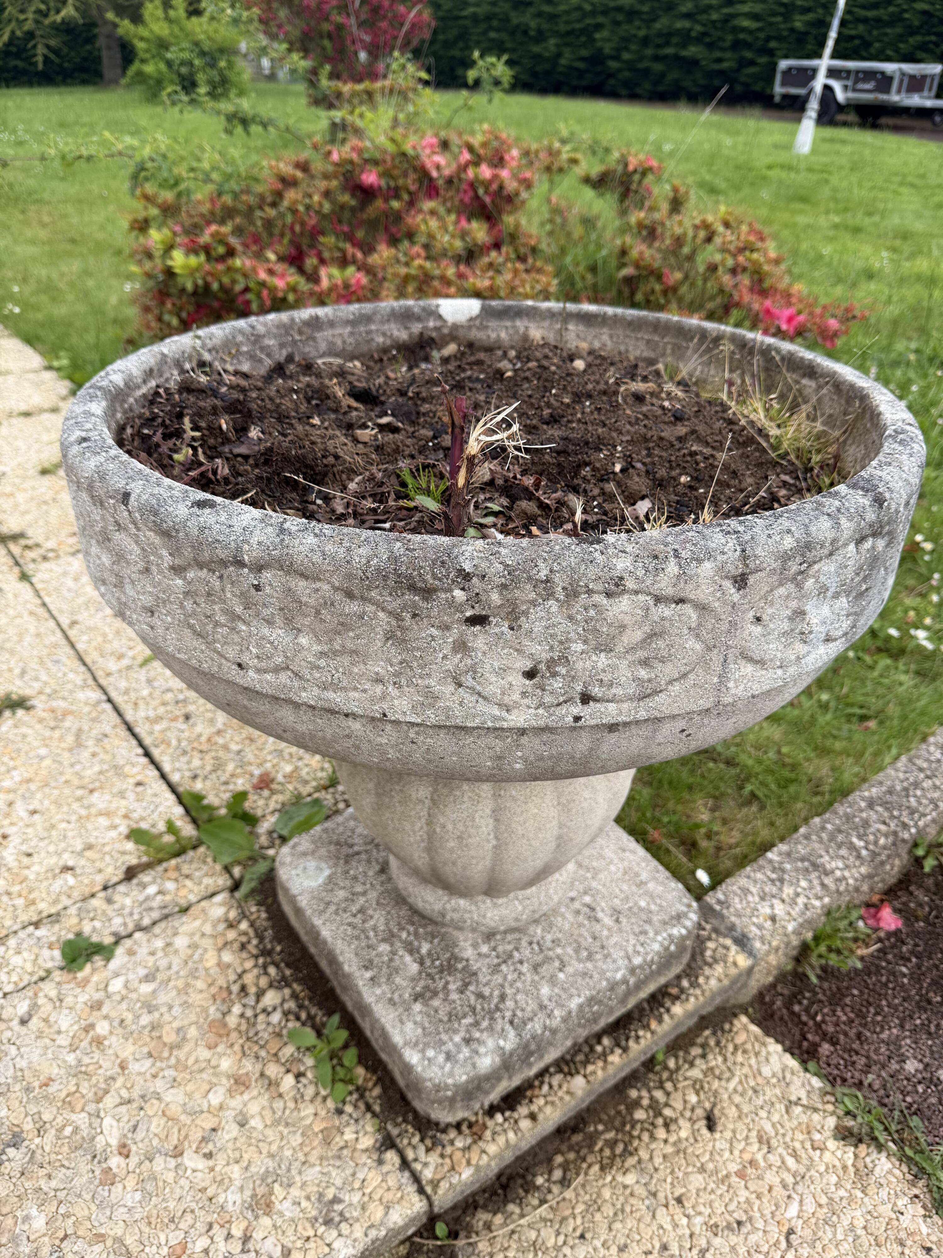Medici planter/planter on a pedestal in reconstituted stone