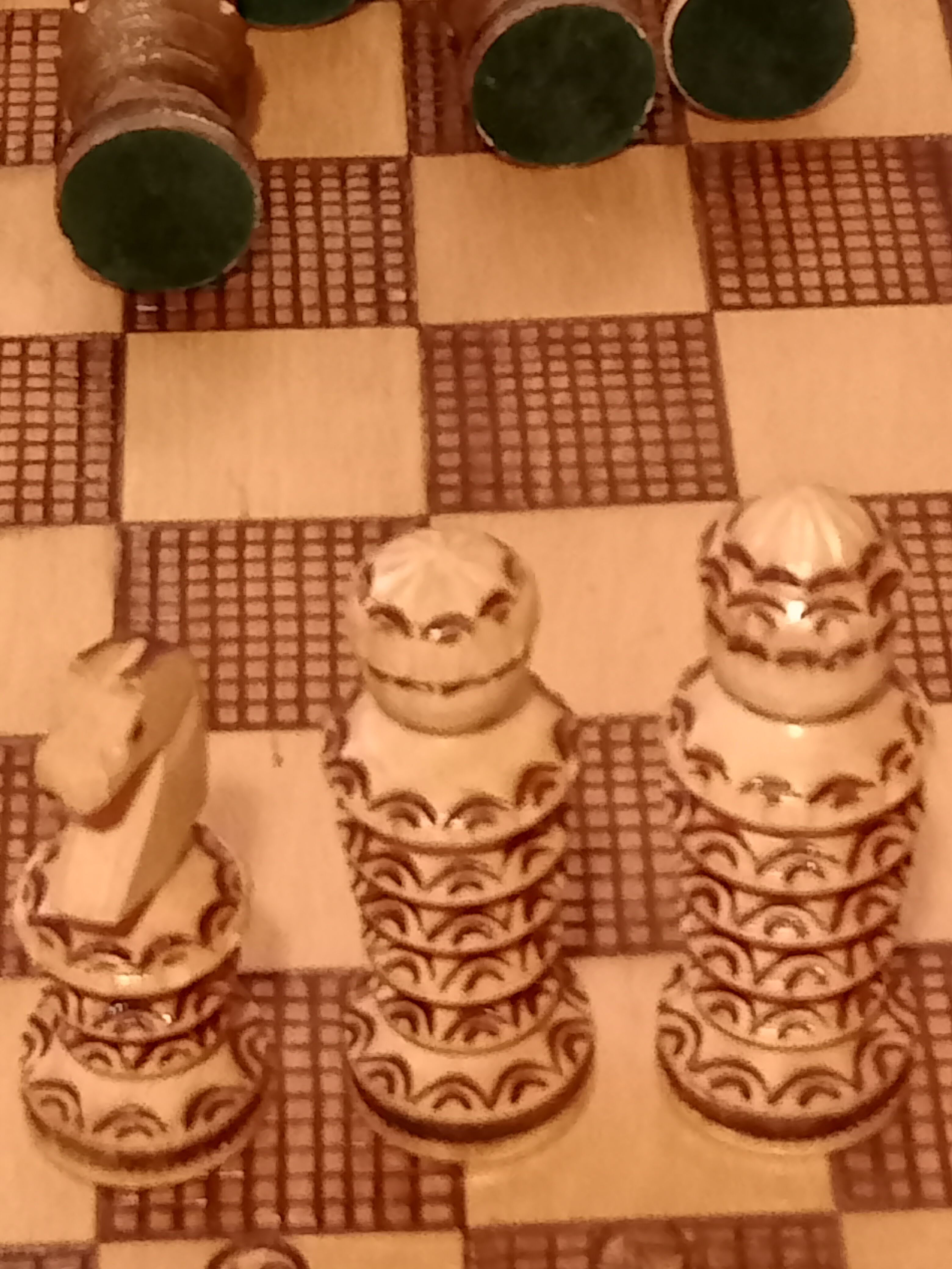 Échiquier ancien et son jeu d'échecs années 1880