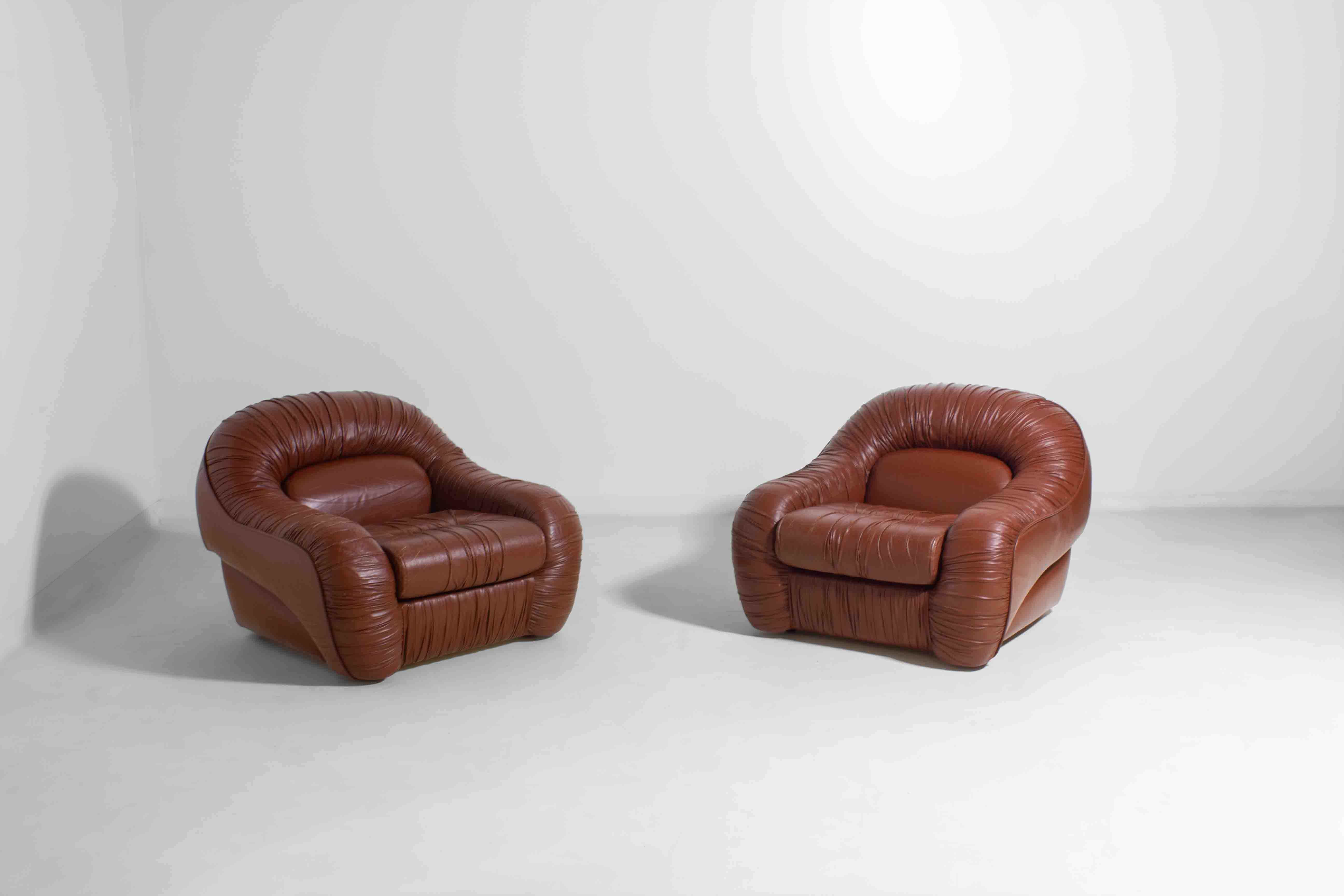 Rare pair of "Capriccio" lounge chairs in scrunched leather by Eurosalotto