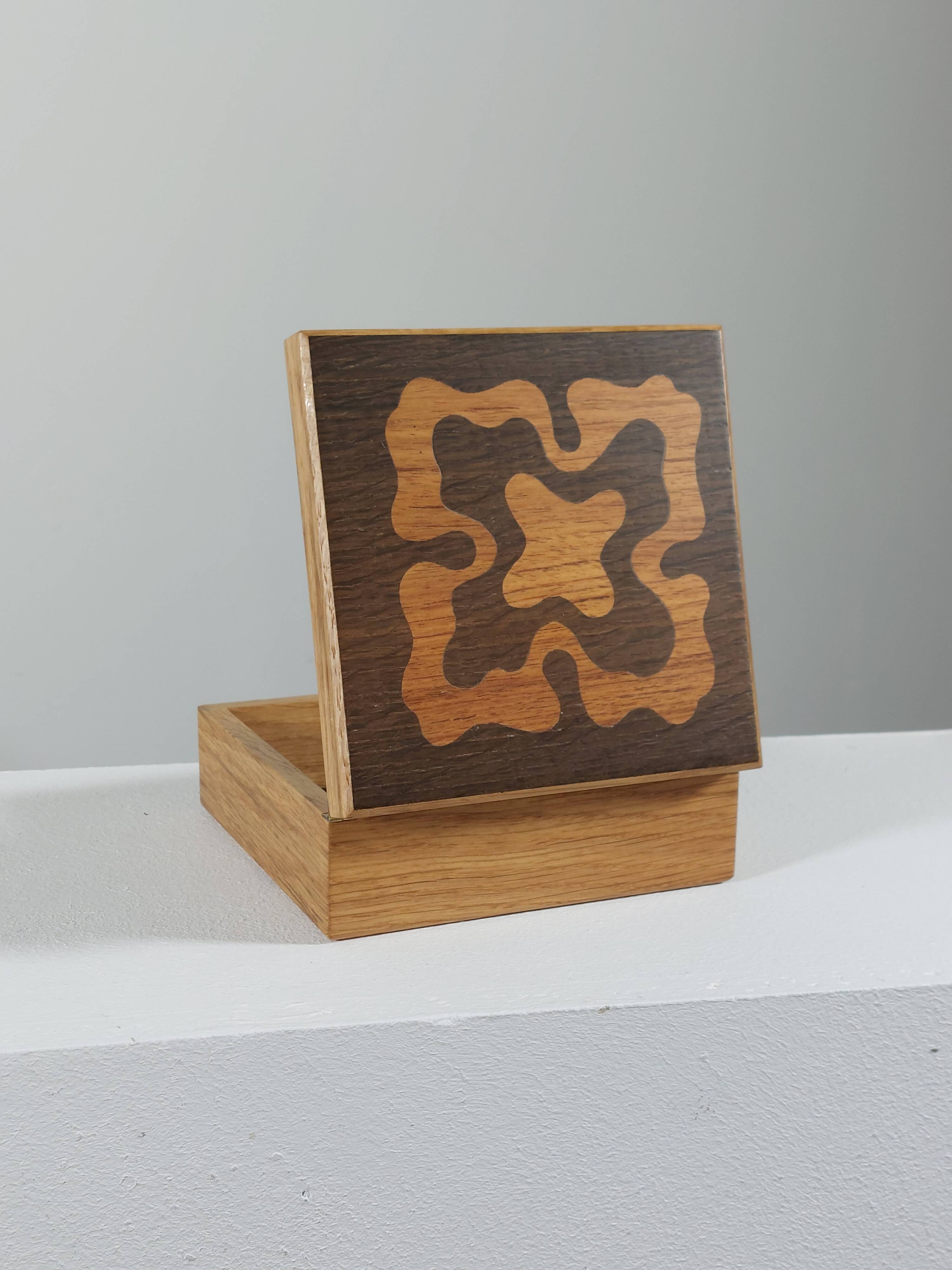 Boîte en bois vintage faite à la main avec des incrustations