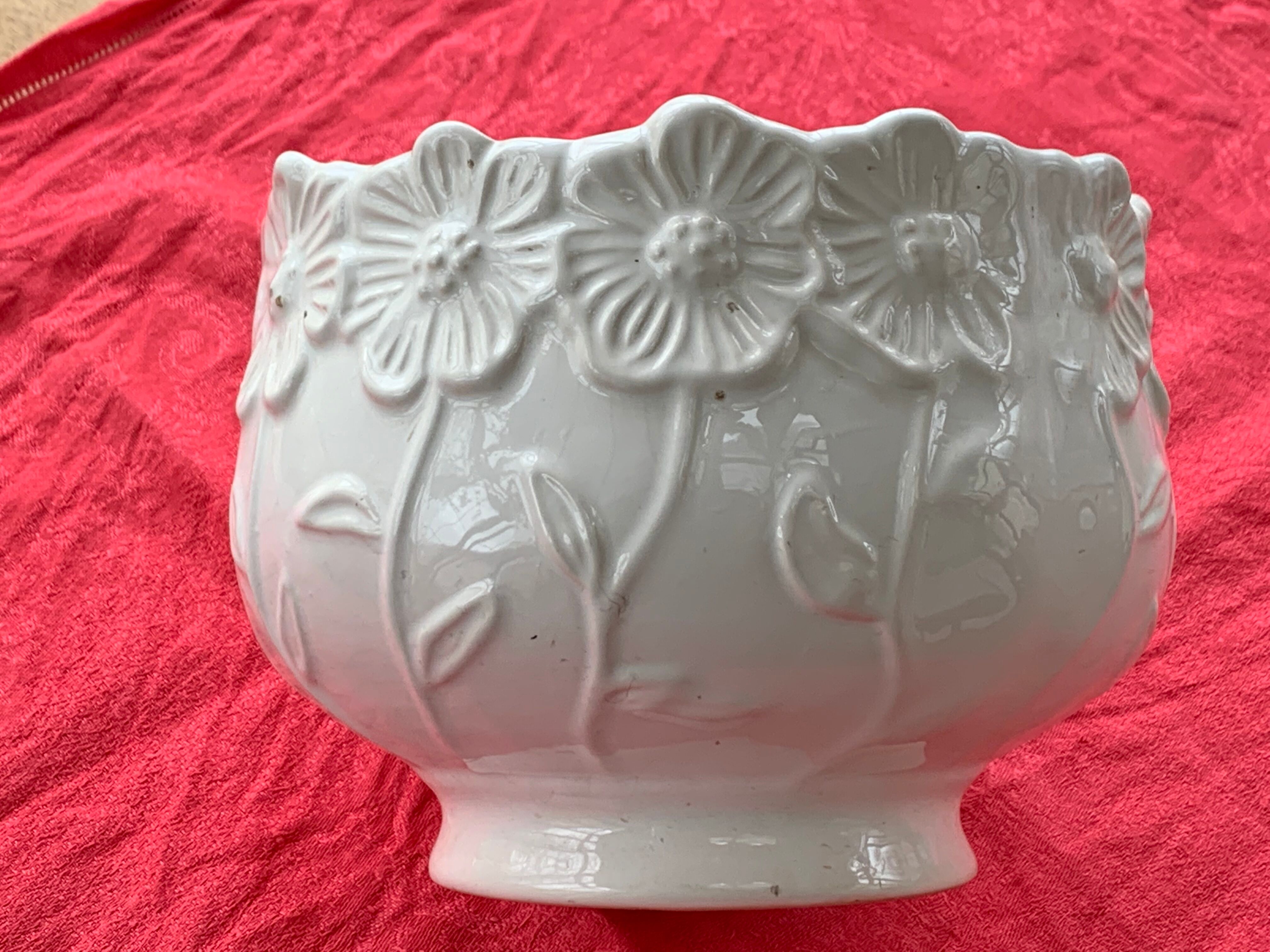 Pot cover slurry in glazed ceramic white vintage floral pattern