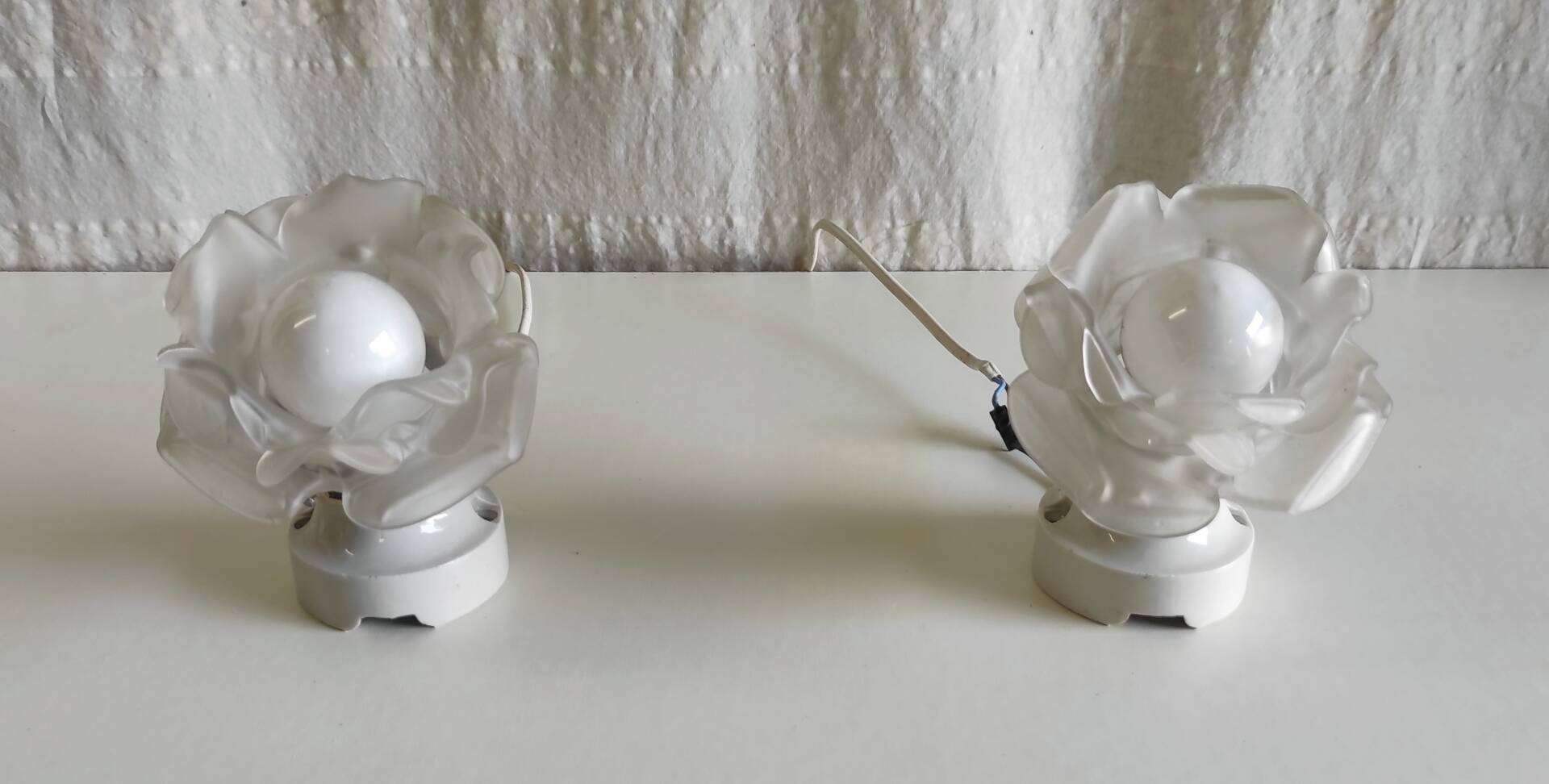 Art Deco style wall lights in porcelain and floral glass paste - 30s