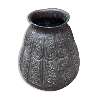 Vase oriental en cuivre