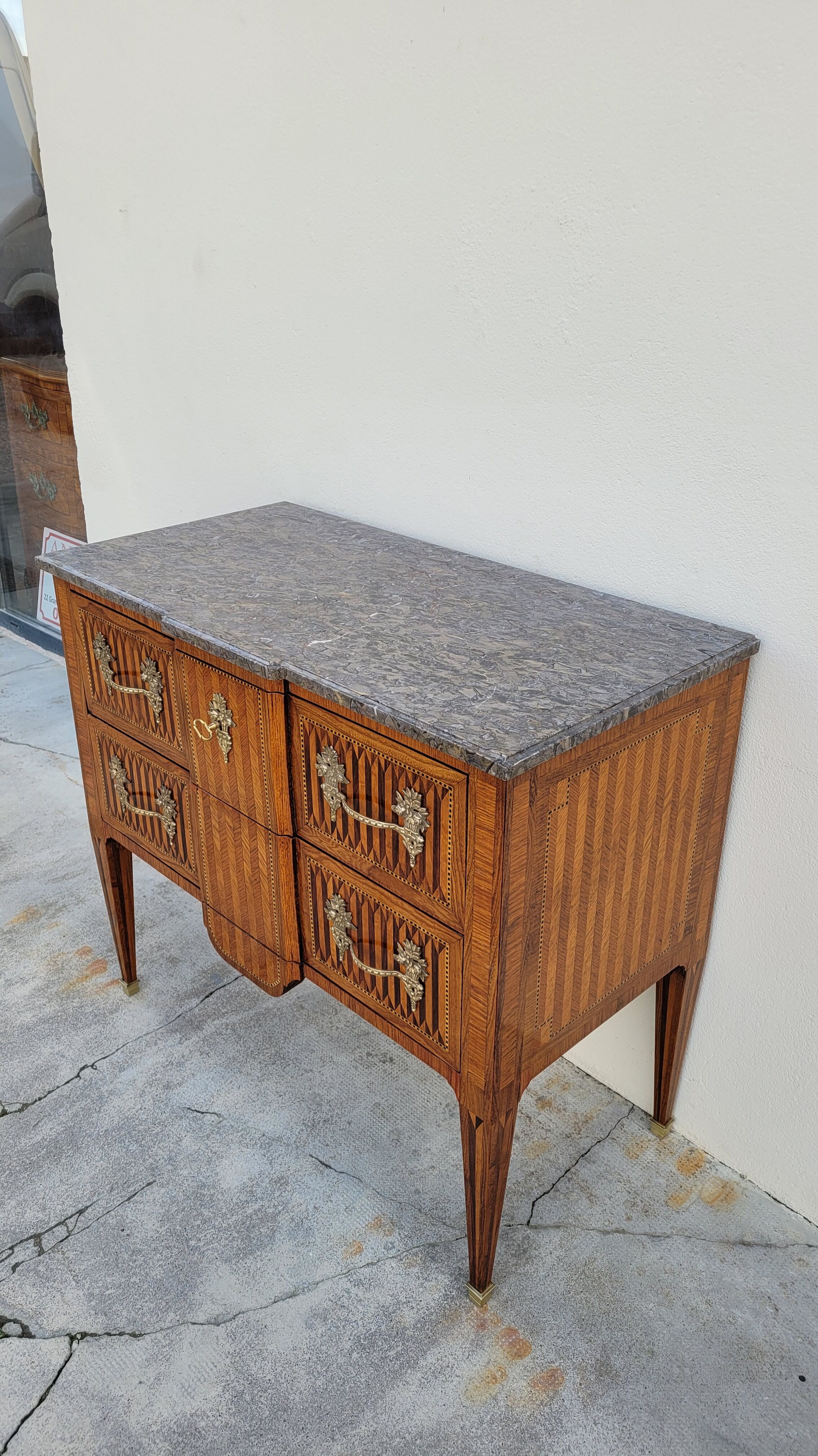 Louis XVI jumping chest of drawers in marquetry 19th